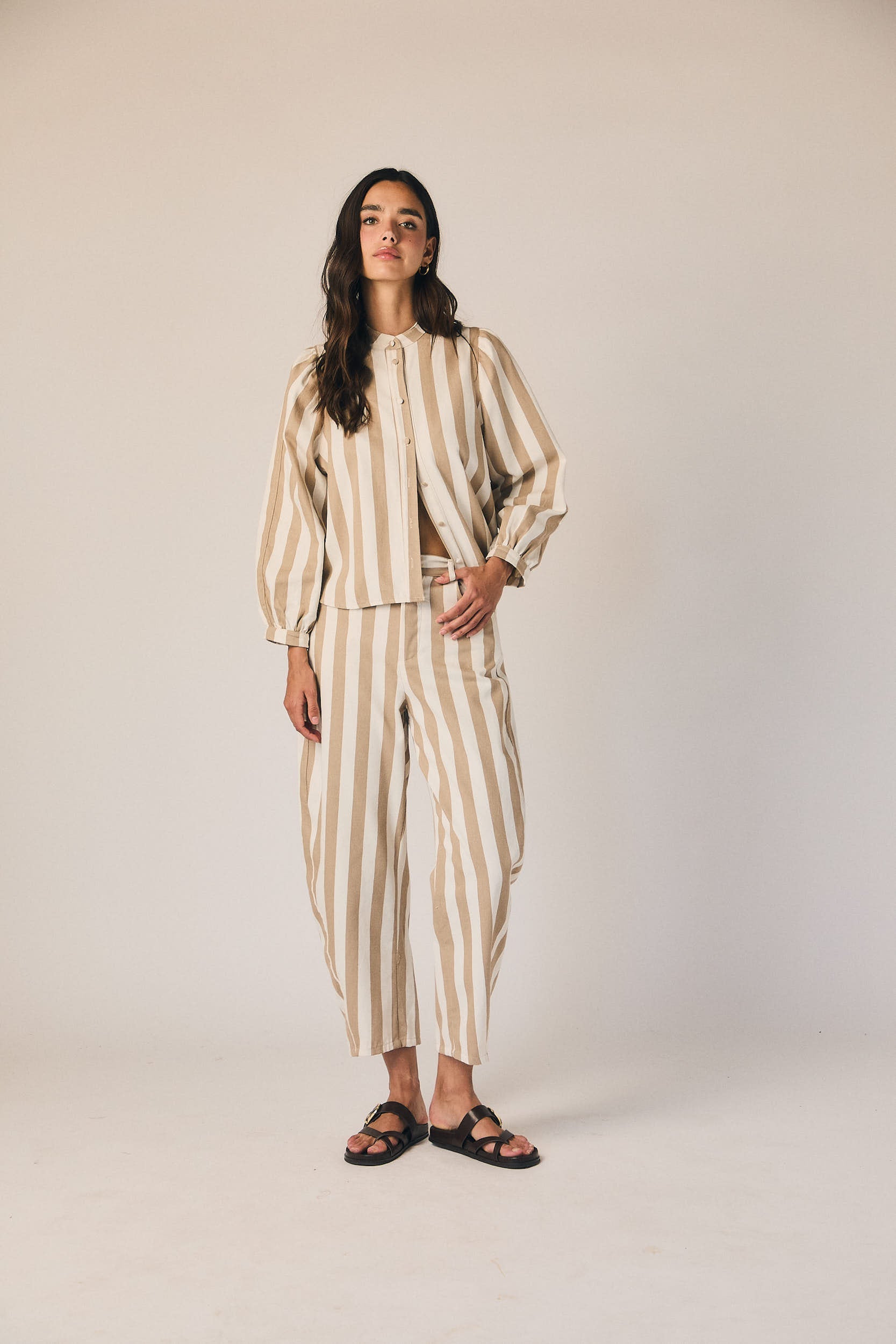 Pantalón barrel rayas camel