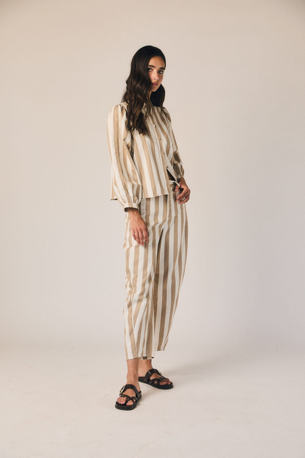 Pantalón barrel rayas camel