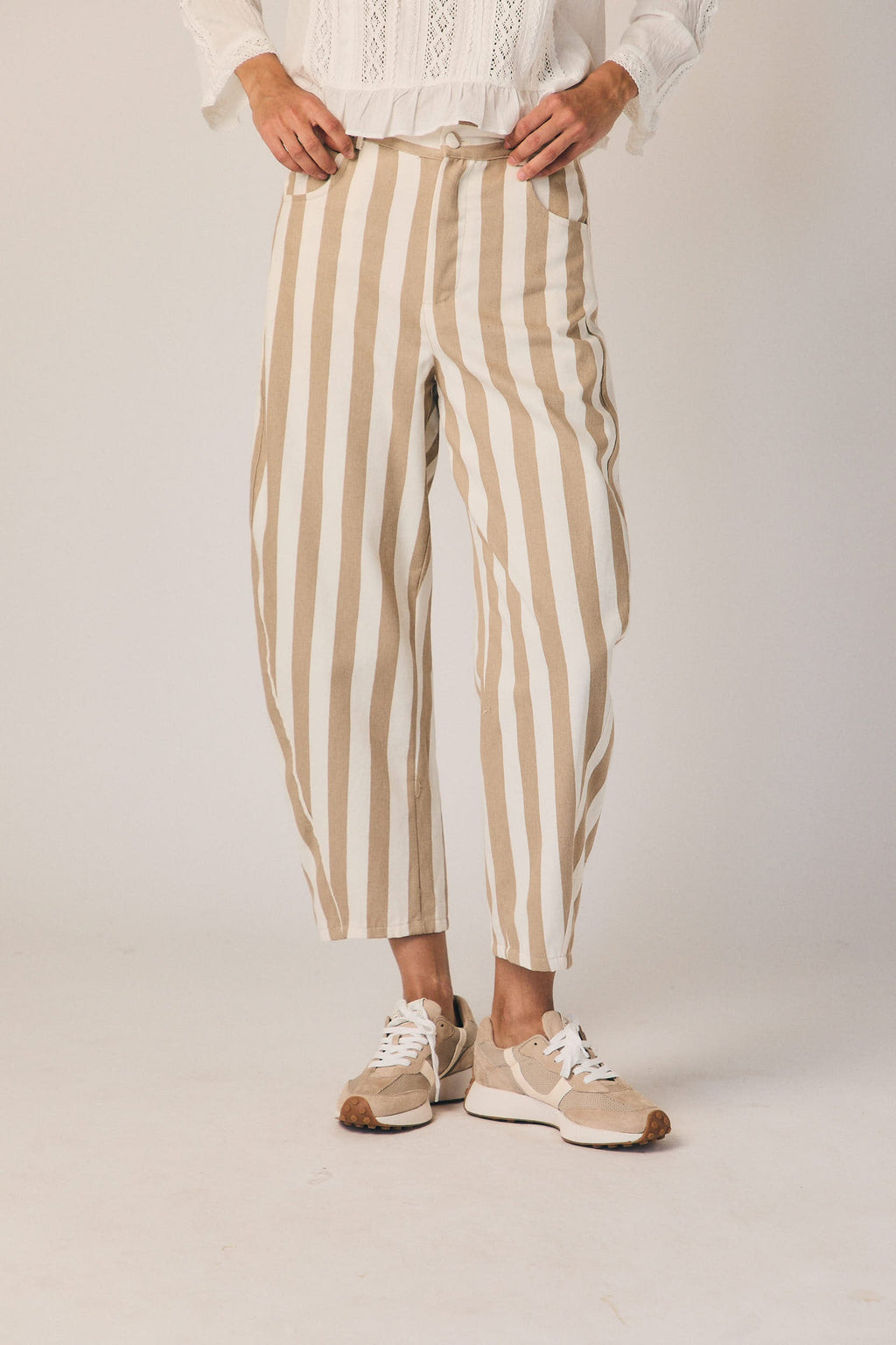 Pantalón barrel rayas camel