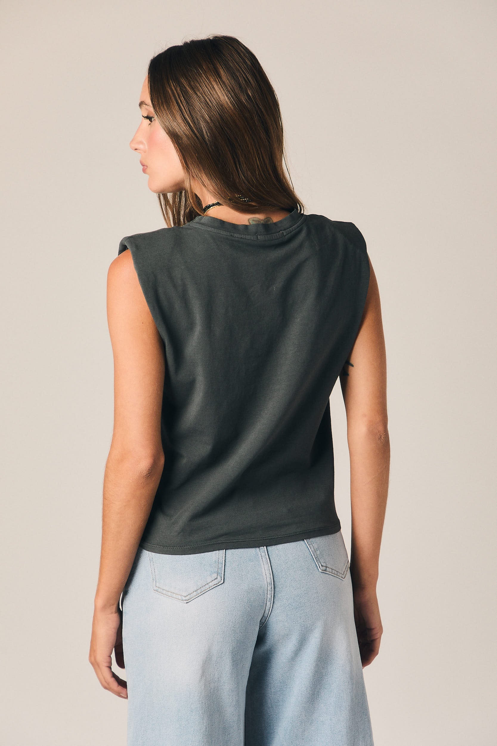 Camiseta hombreras gris antracita