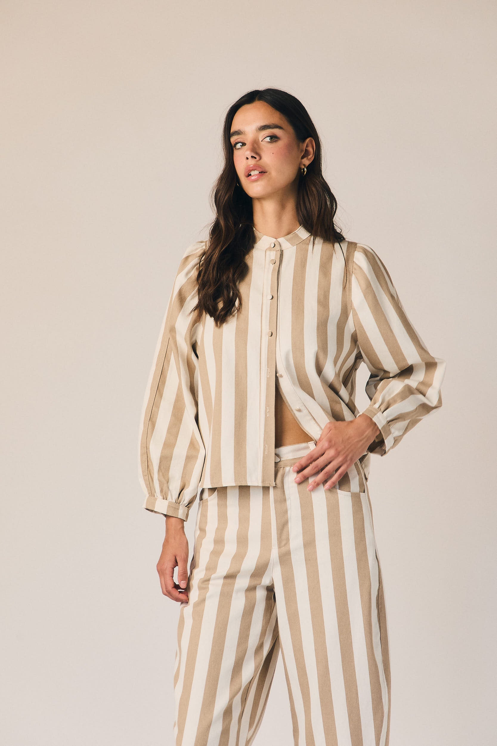 Chaqueta raya ancha camel