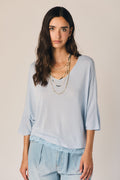 Top cuello pico puntilla celeste