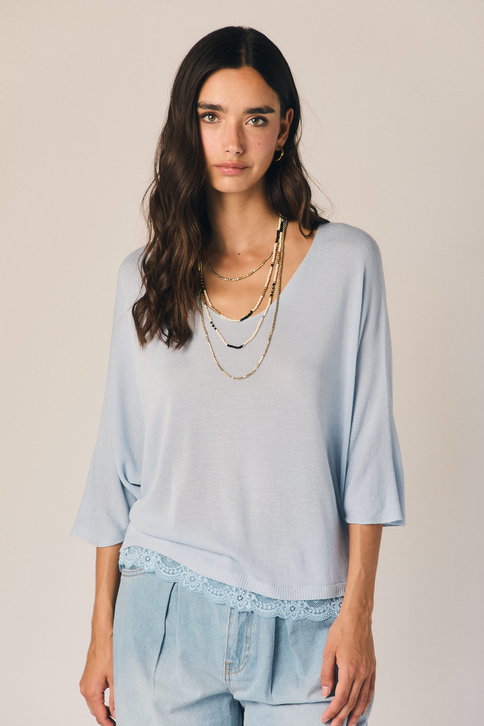 Top cuello pico puntilla celeste