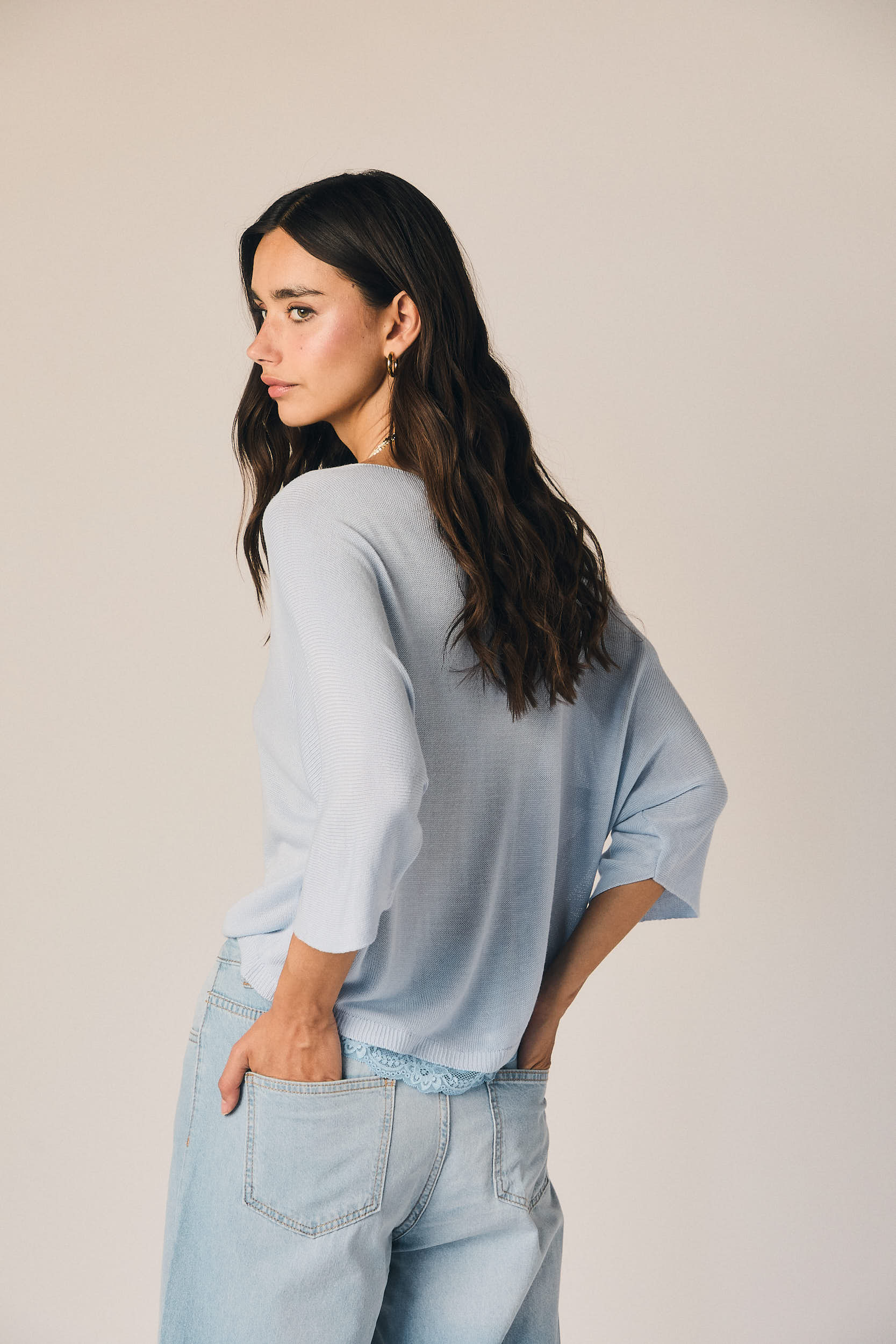 Top cuello pico puntilla celeste