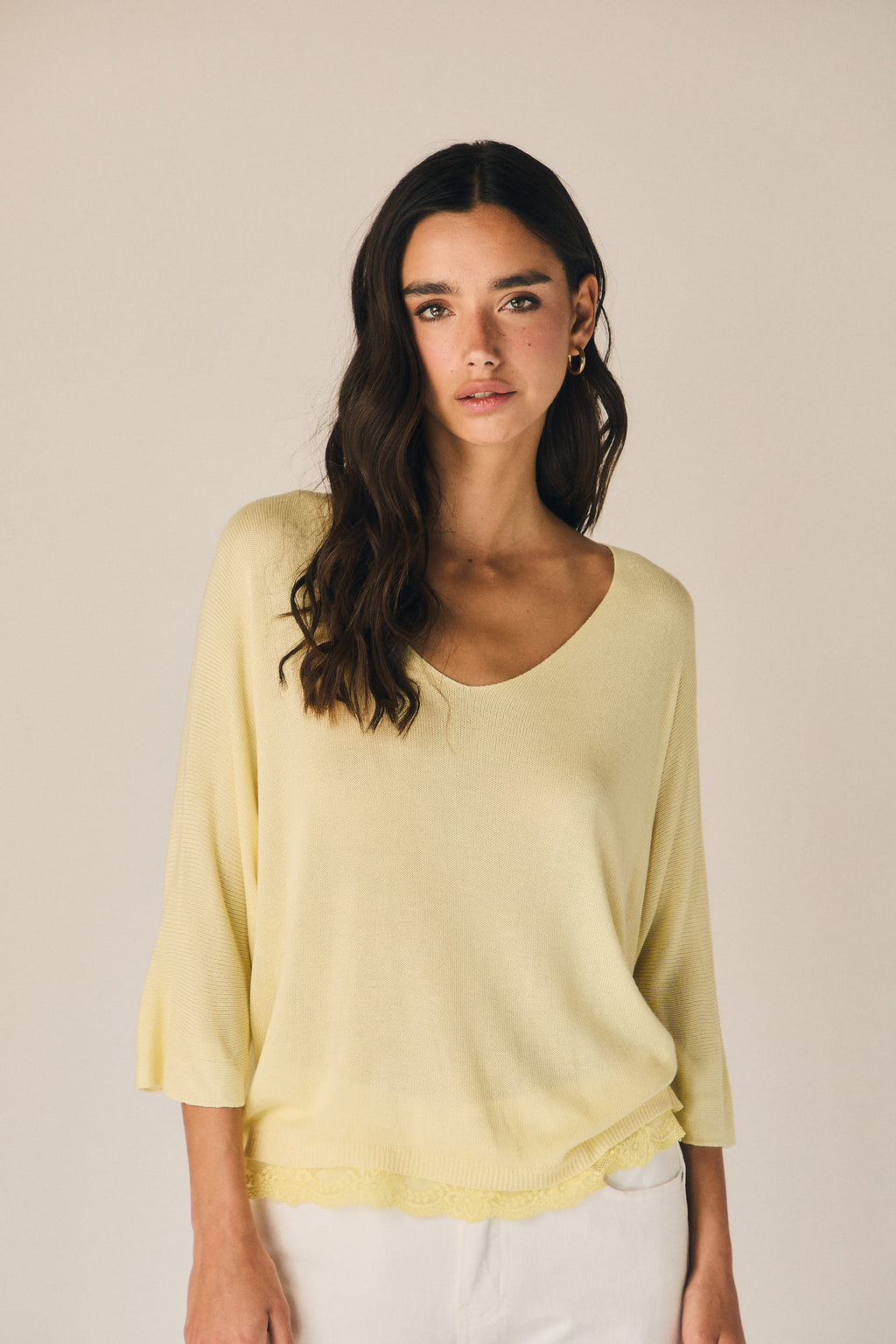 Top cuello pico puntilla amarillo