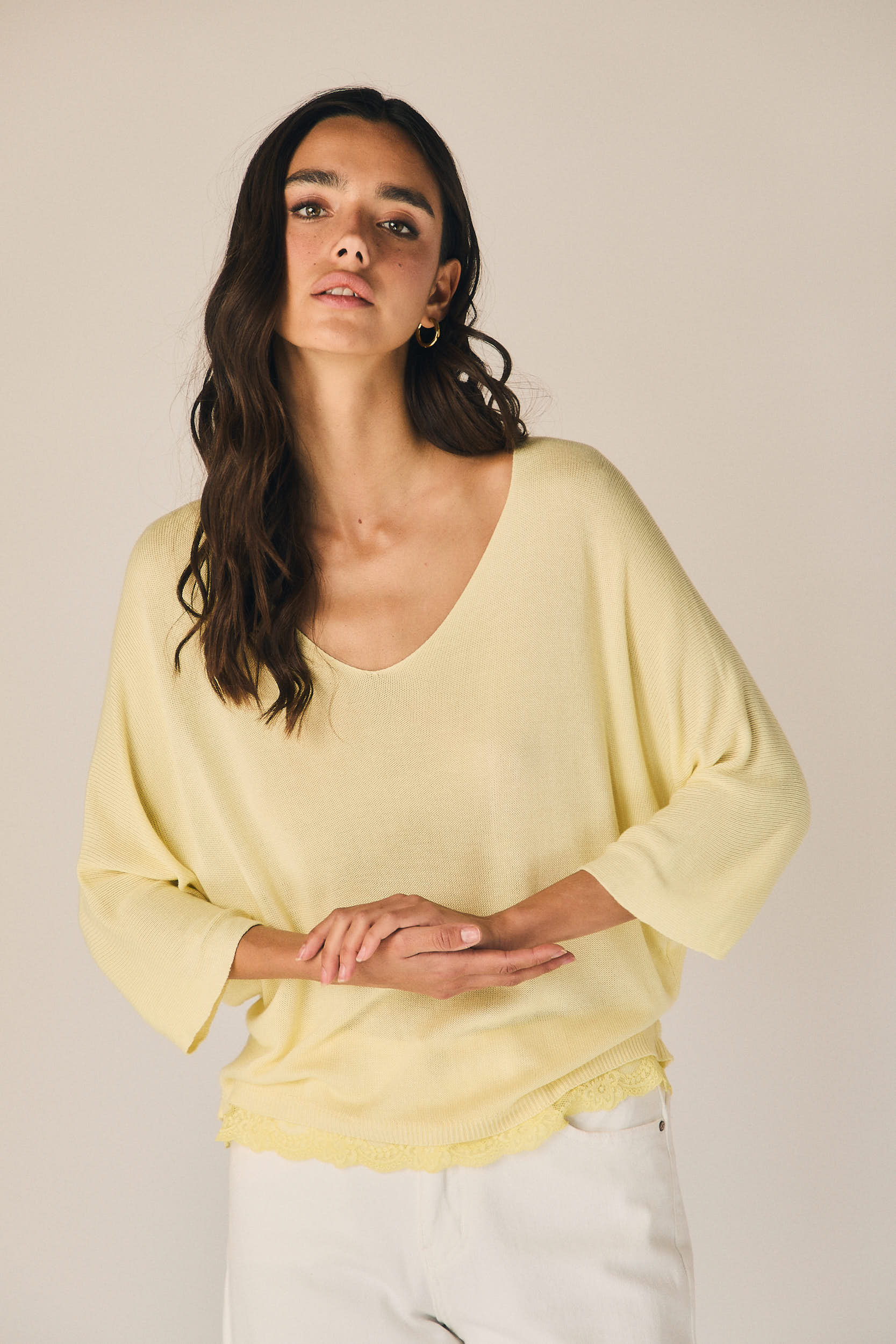 Top cuello pico puntilla amarillo