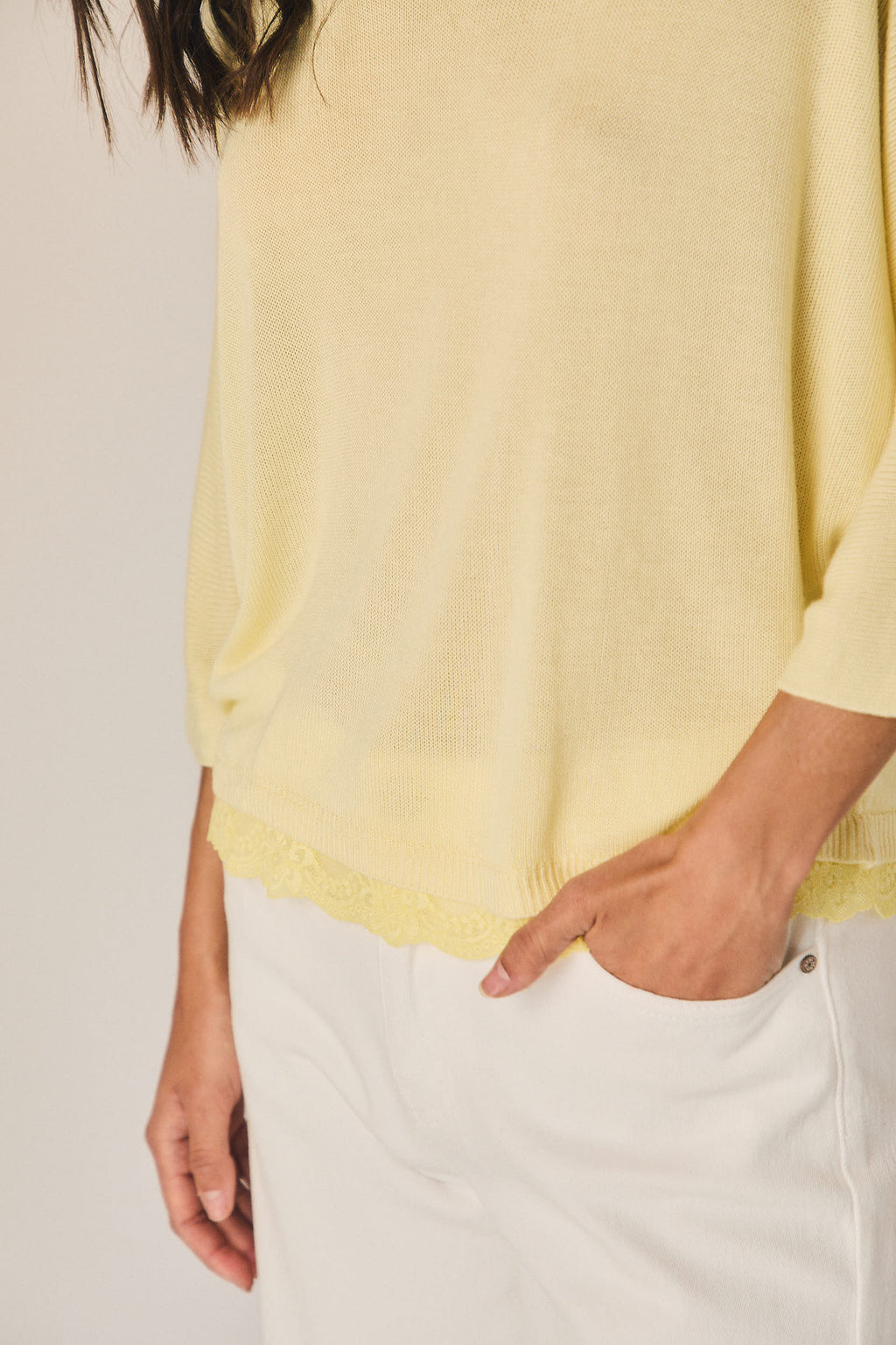 Top cuello pico puntilla amarillo