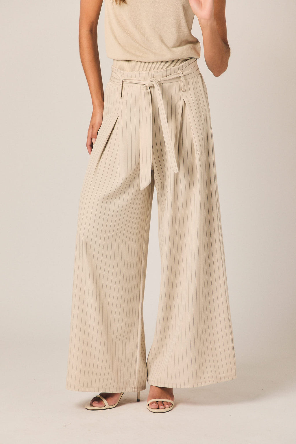 Pantalón ancho lazo rayas beige