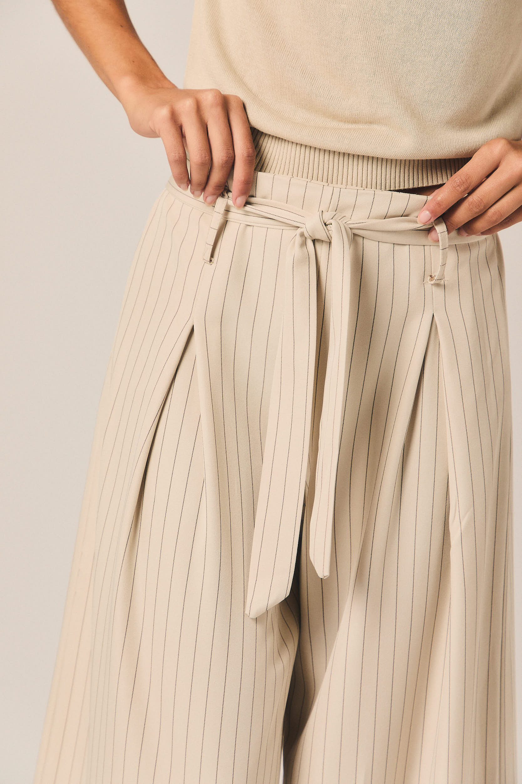 Pantalón ancho lazo rayas beige