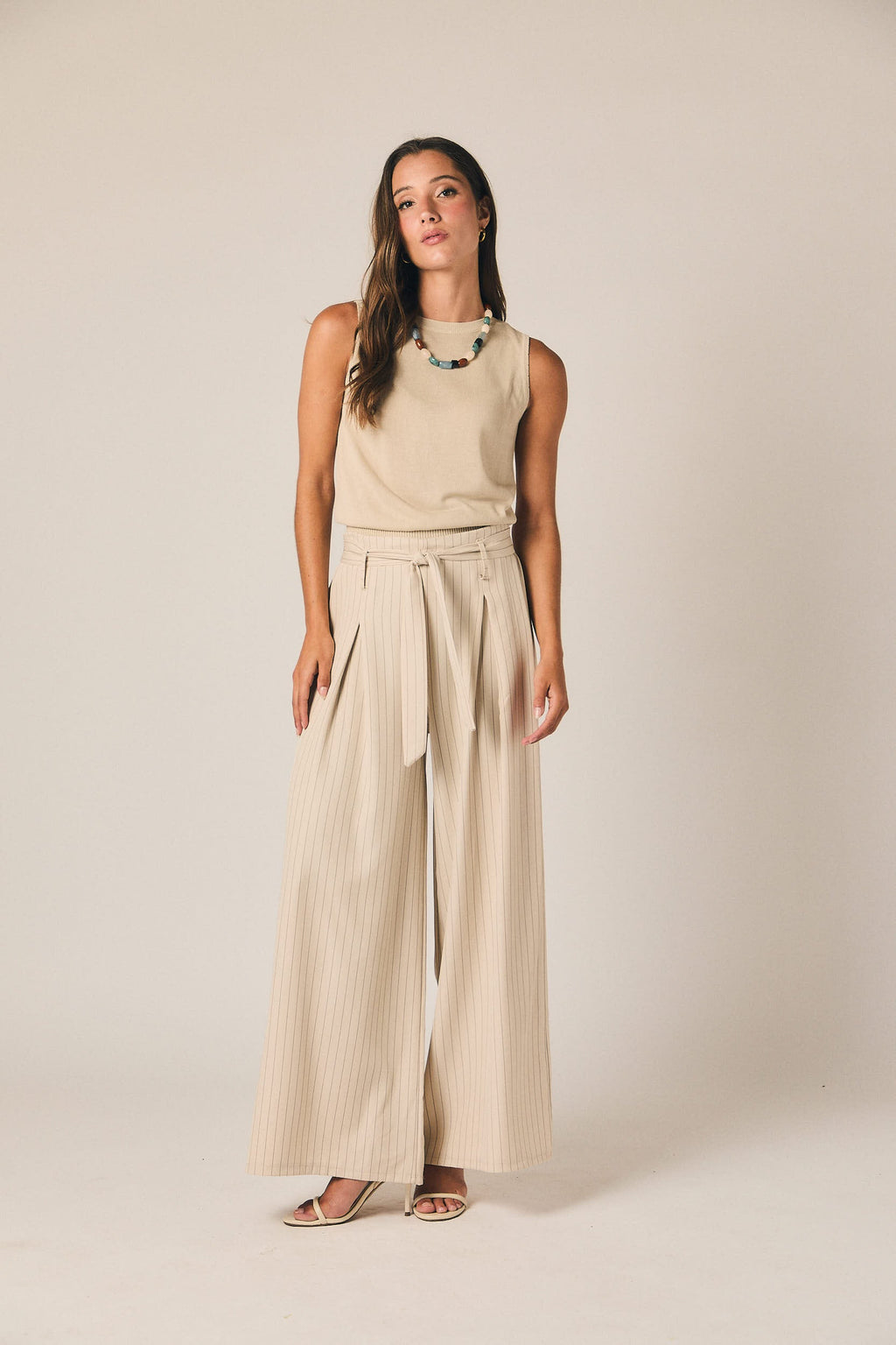 Pantalón ancho lazo rayas beige