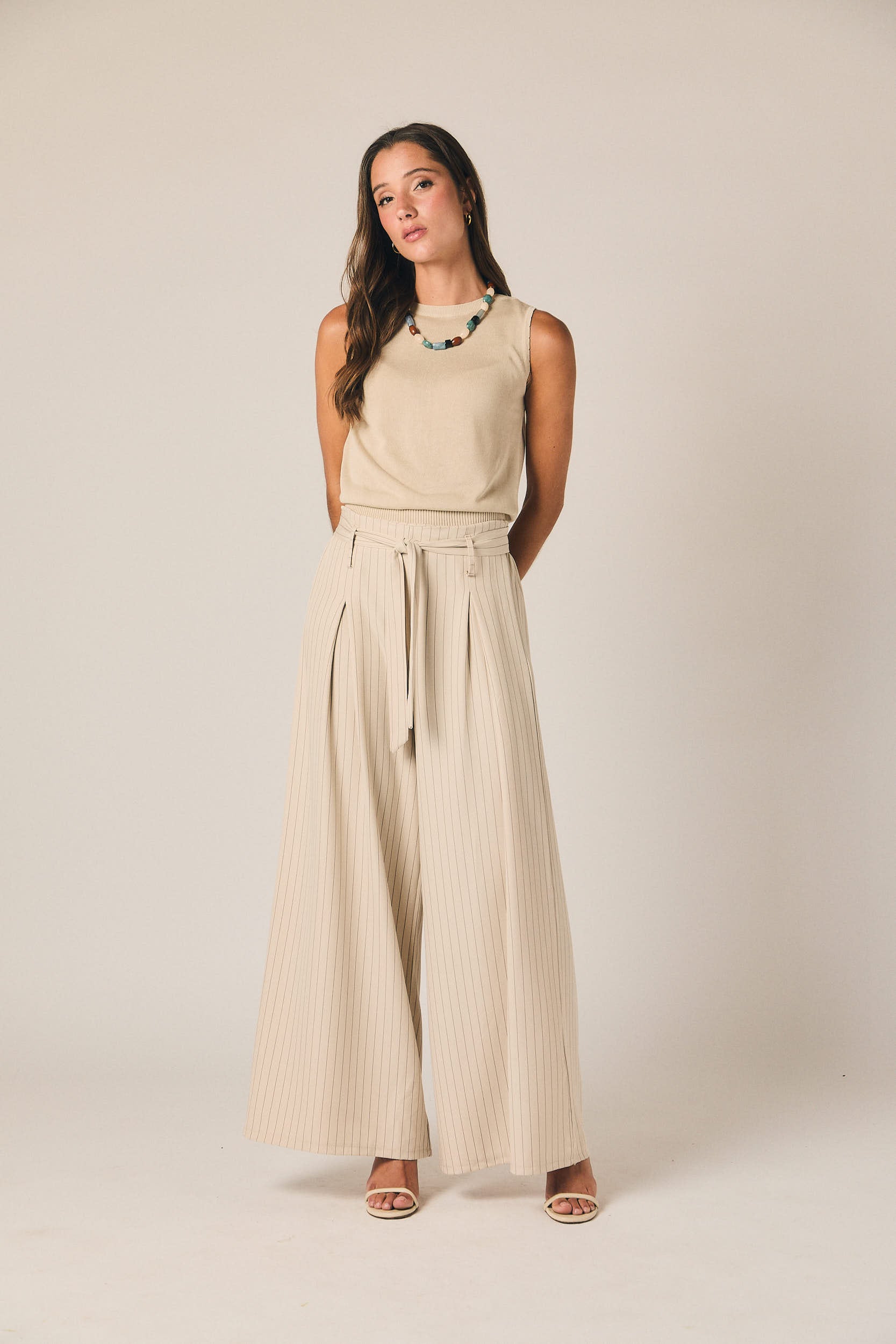 Pantalón ancho lazo rayas beige