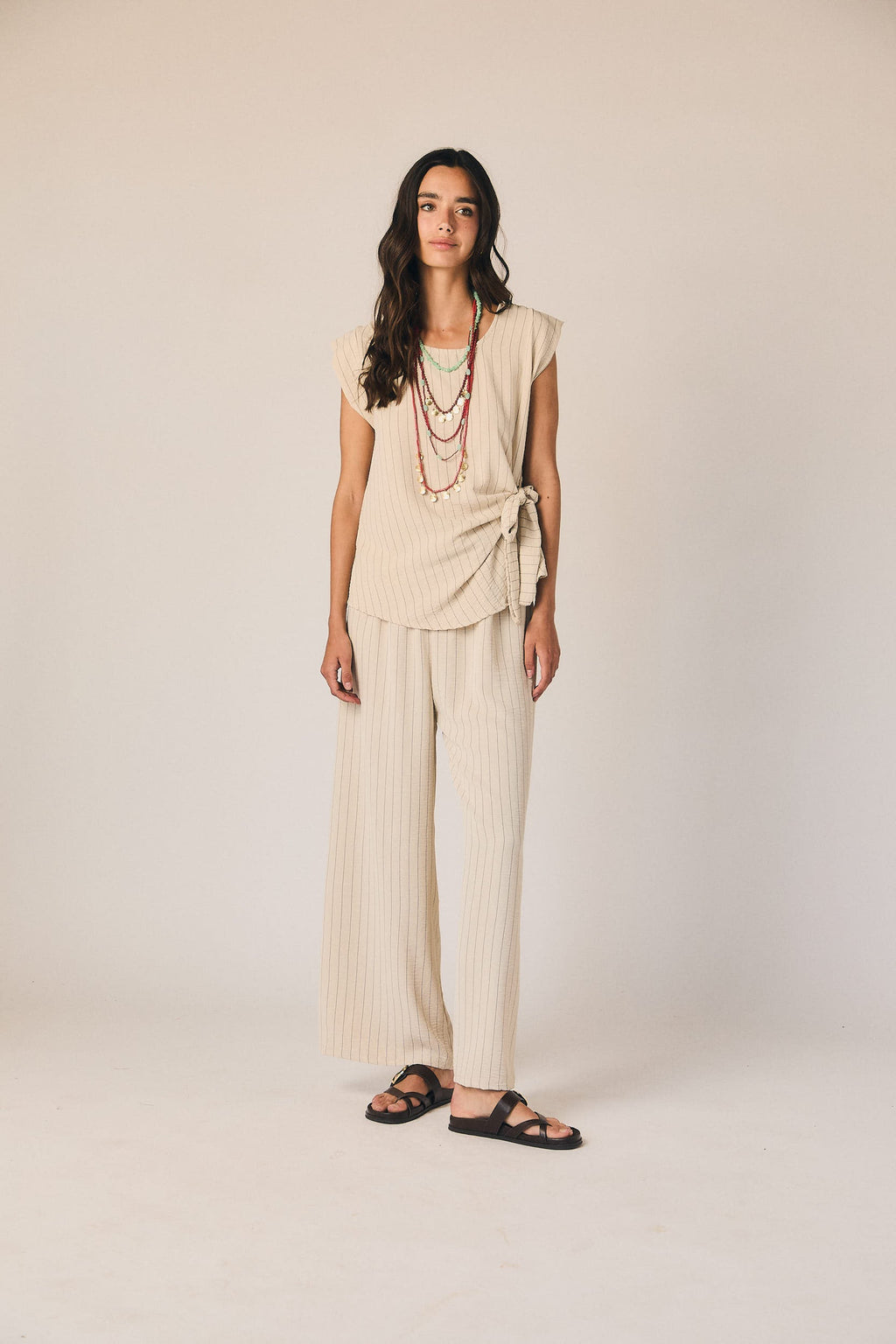 Pantalón fluido rayas beige