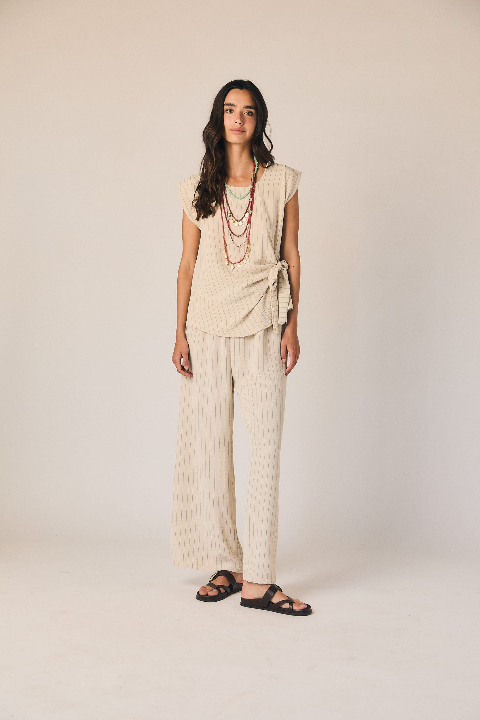 Pantalón fluido rayas beige