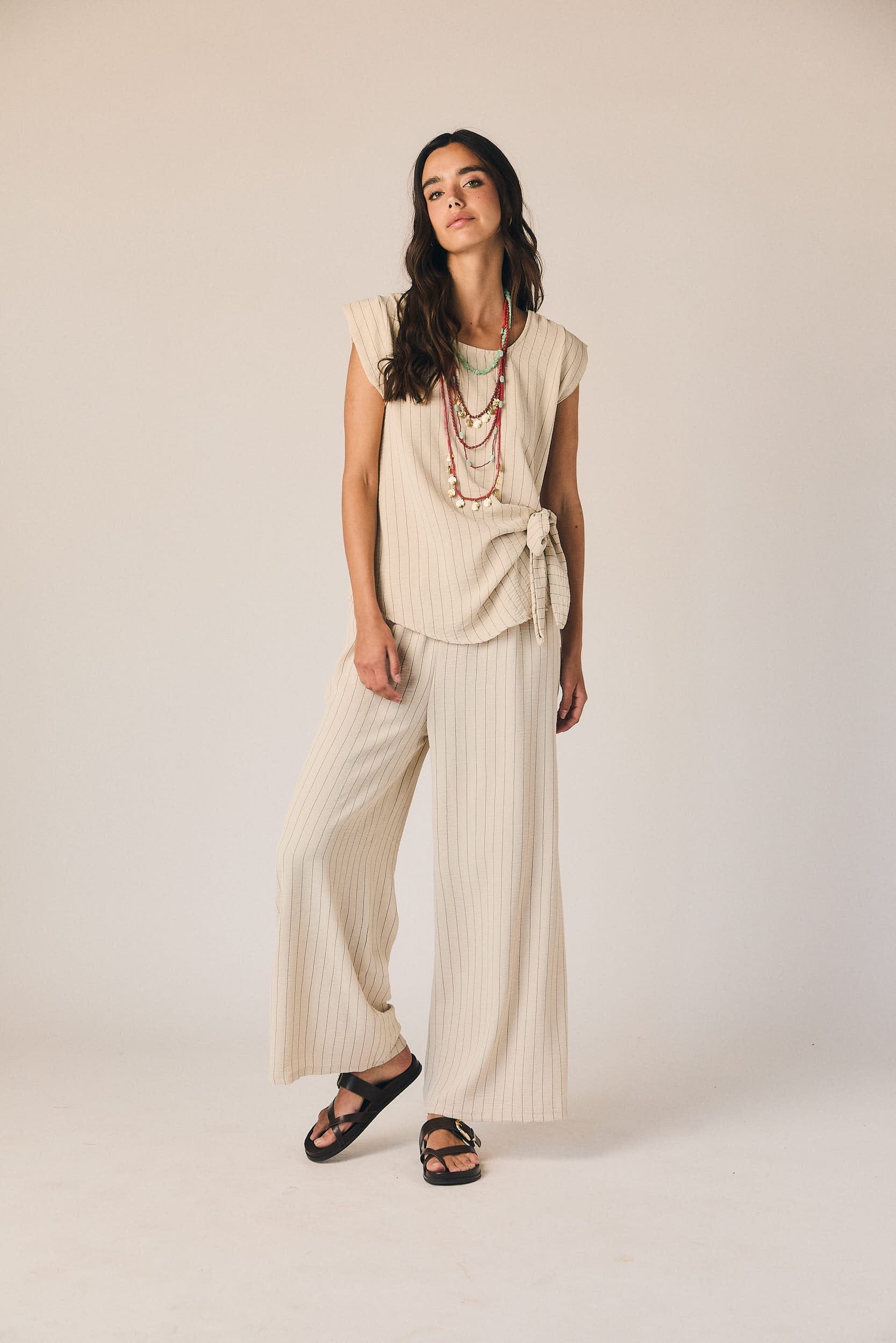Pantalón fluido rayas beige