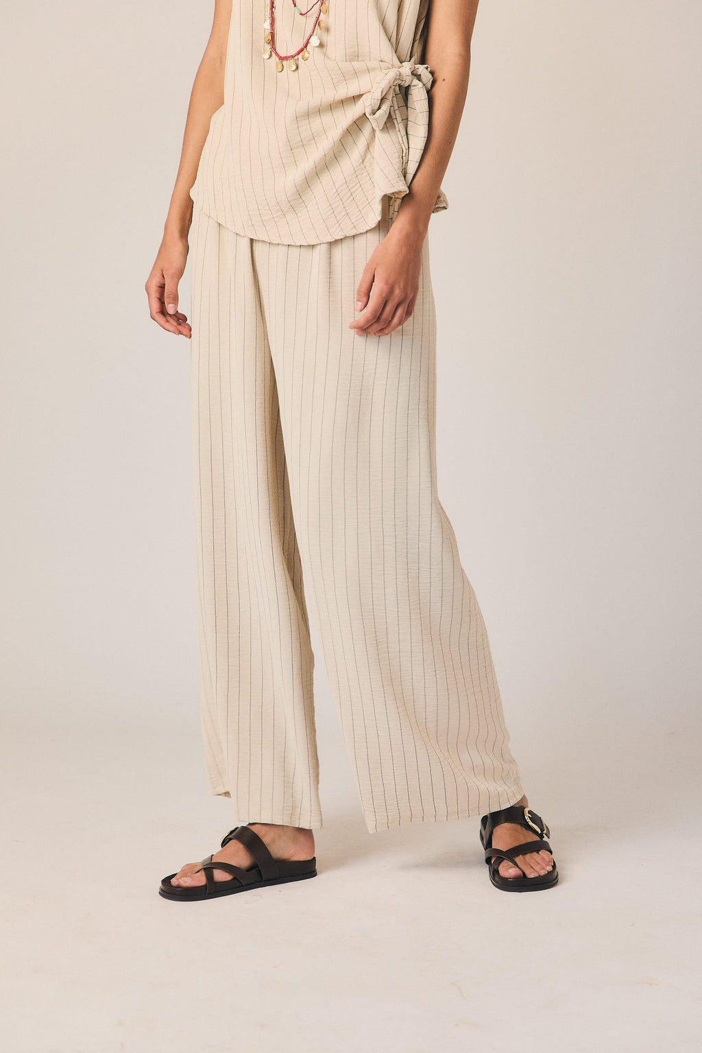Pantalón fluido rayas beige