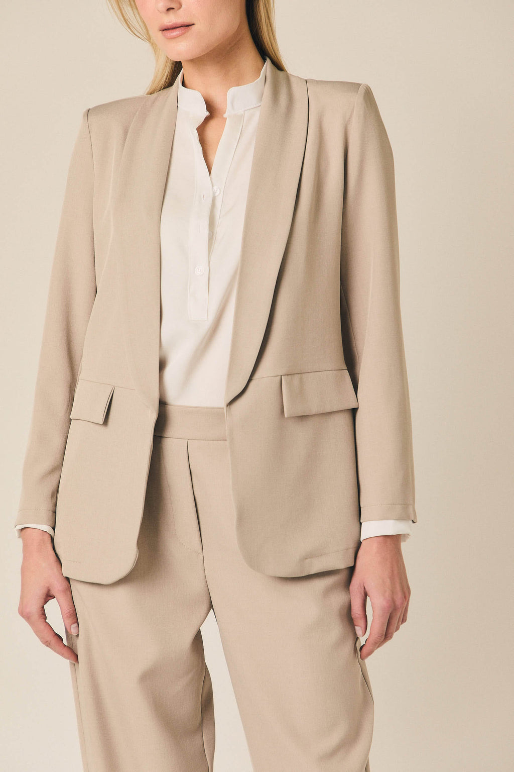 Pantalón tobillero fluido beige