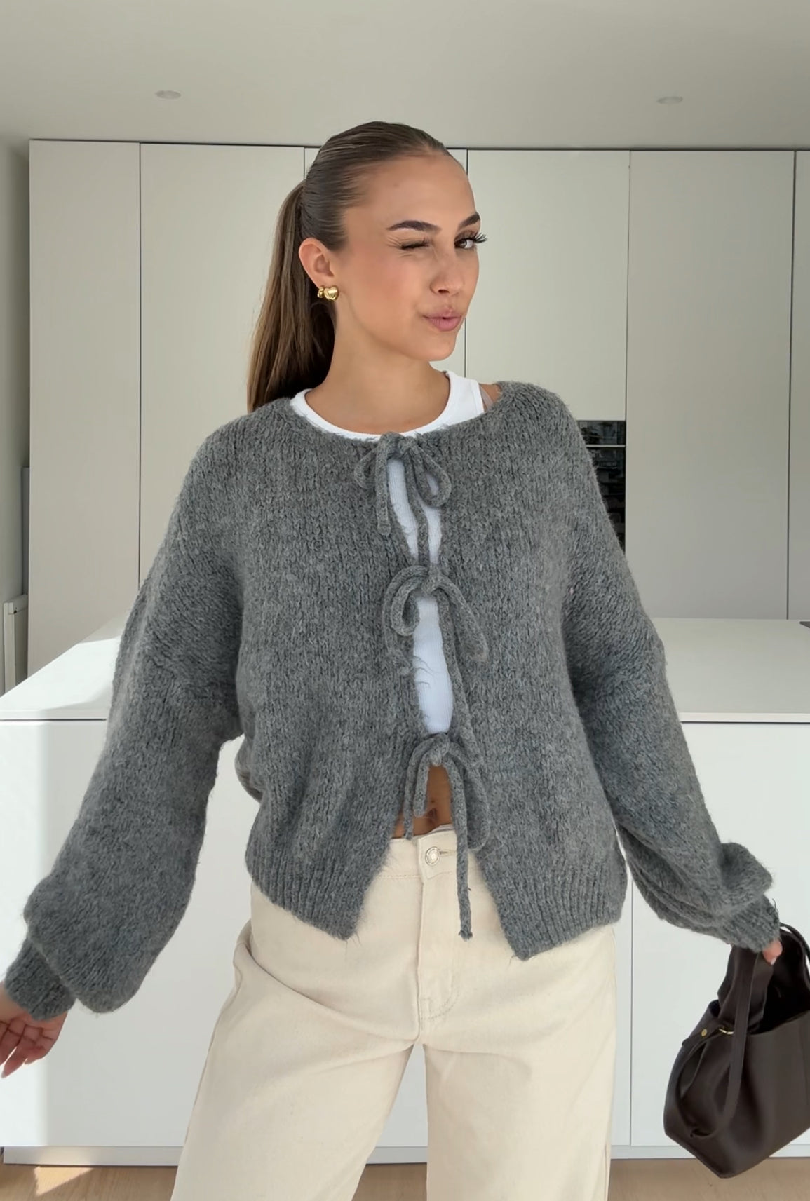 CÁRDIGAN CON LAZO GRIS OSCURO