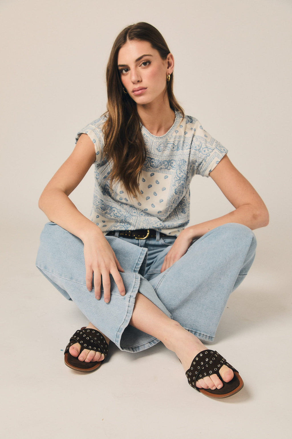 Camiseta estampada bandana crudo y celeste