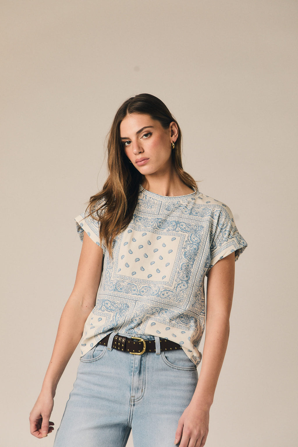 Camiseta estampada bandana crudo y celeste