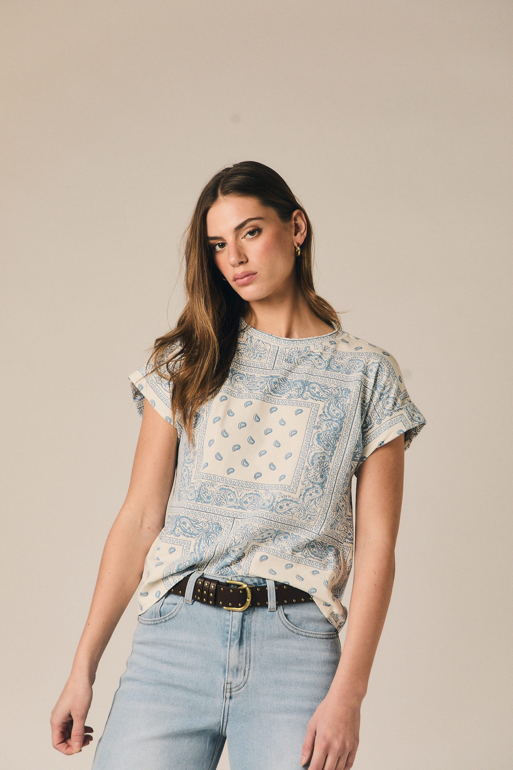 Camiseta estampada bandana crudo y celeste