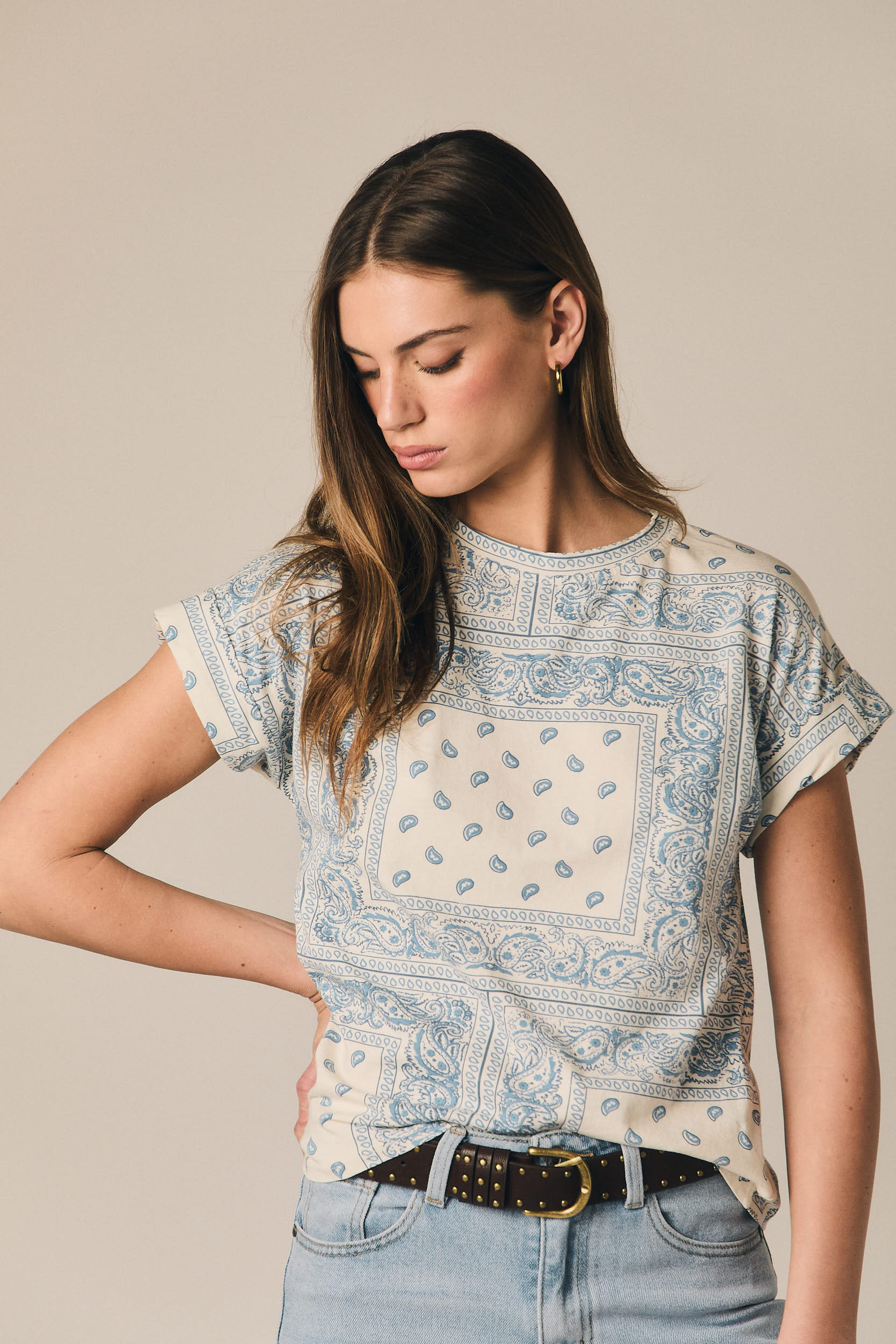 Camiseta estampada bandana crudo y celeste