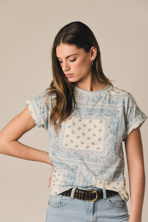 Camiseta estampada bandana crudo y celeste