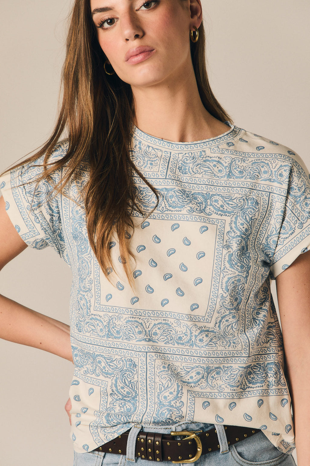 Camiseta estampada bandana crudo y celeste