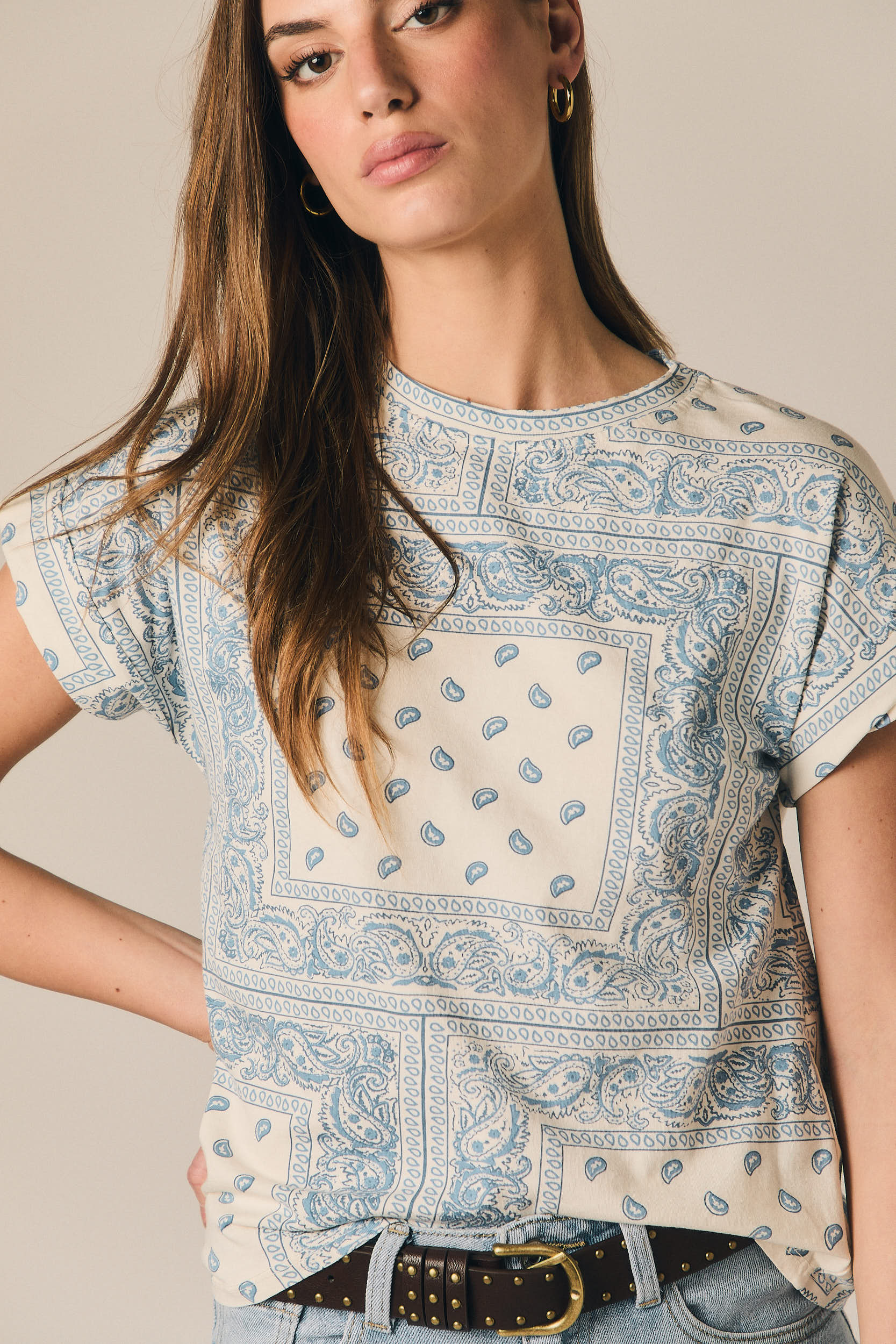 Camiseta estampada bandana crudo y celeste