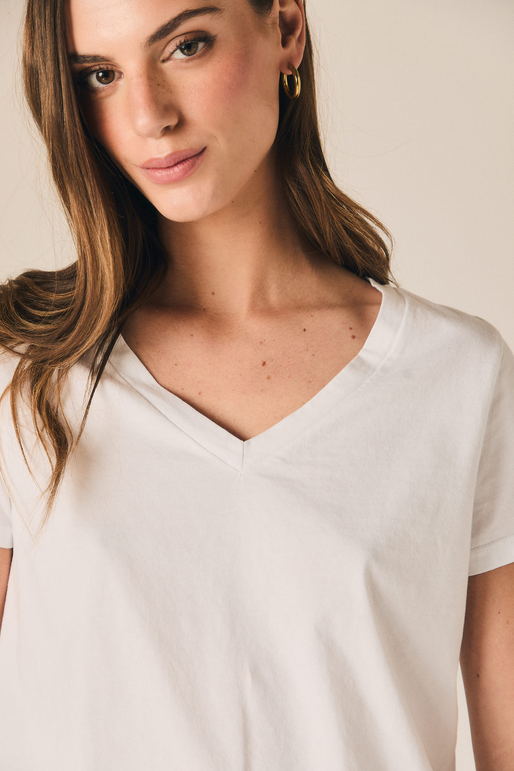 Camiseta básica cuello pico blanco