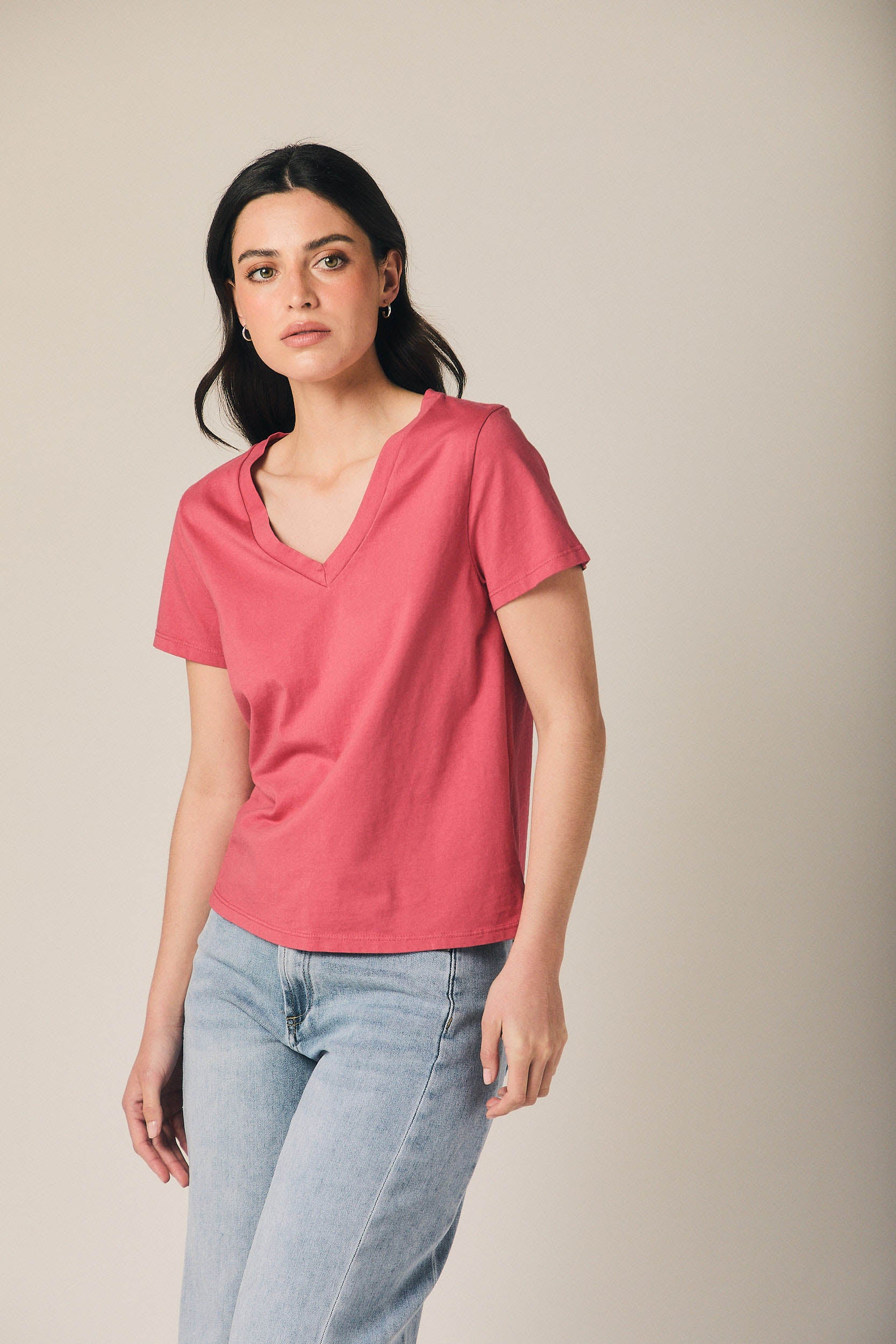 Camiseta básica cuello pico fresa