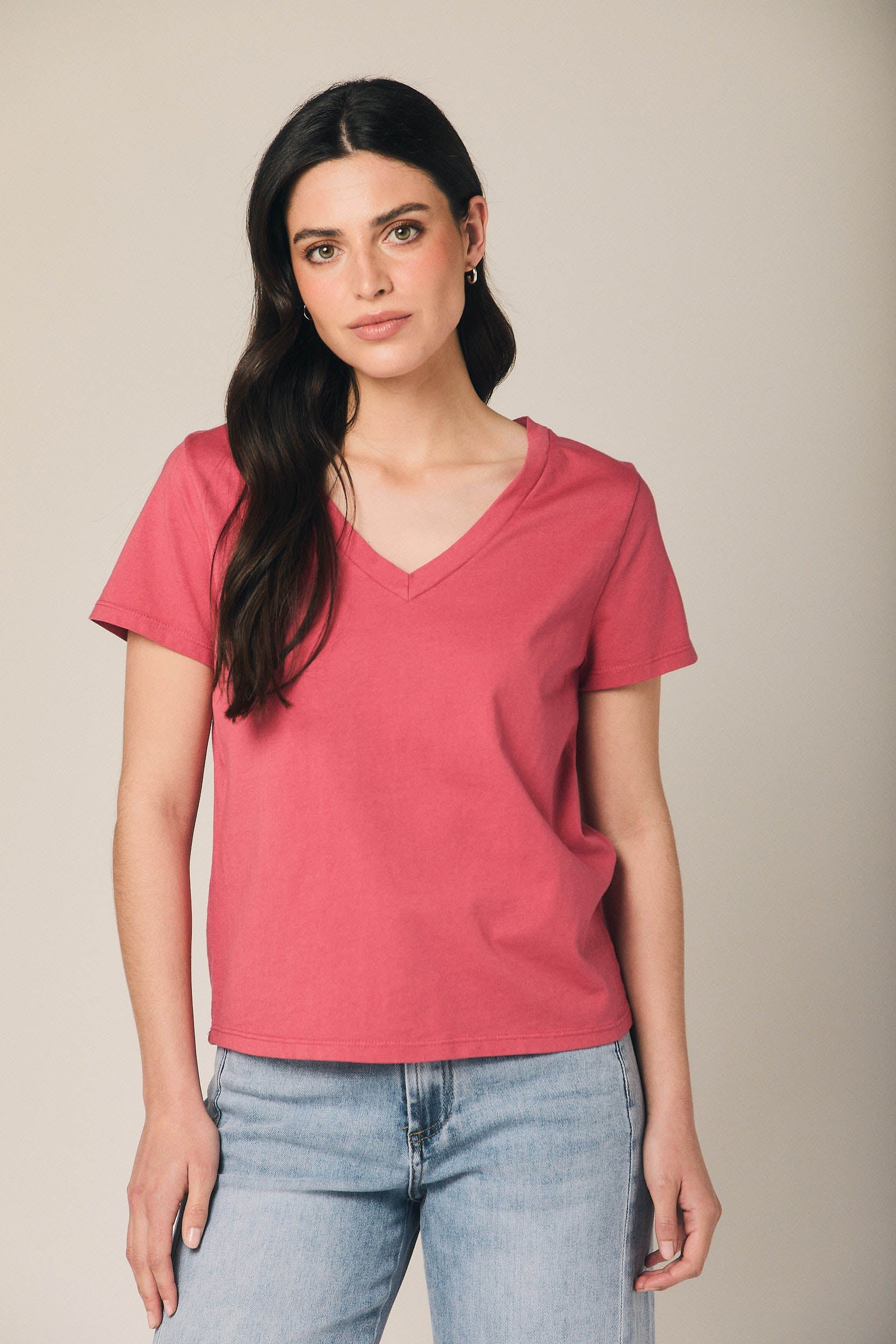 Camiseta básica cuello pico fresa