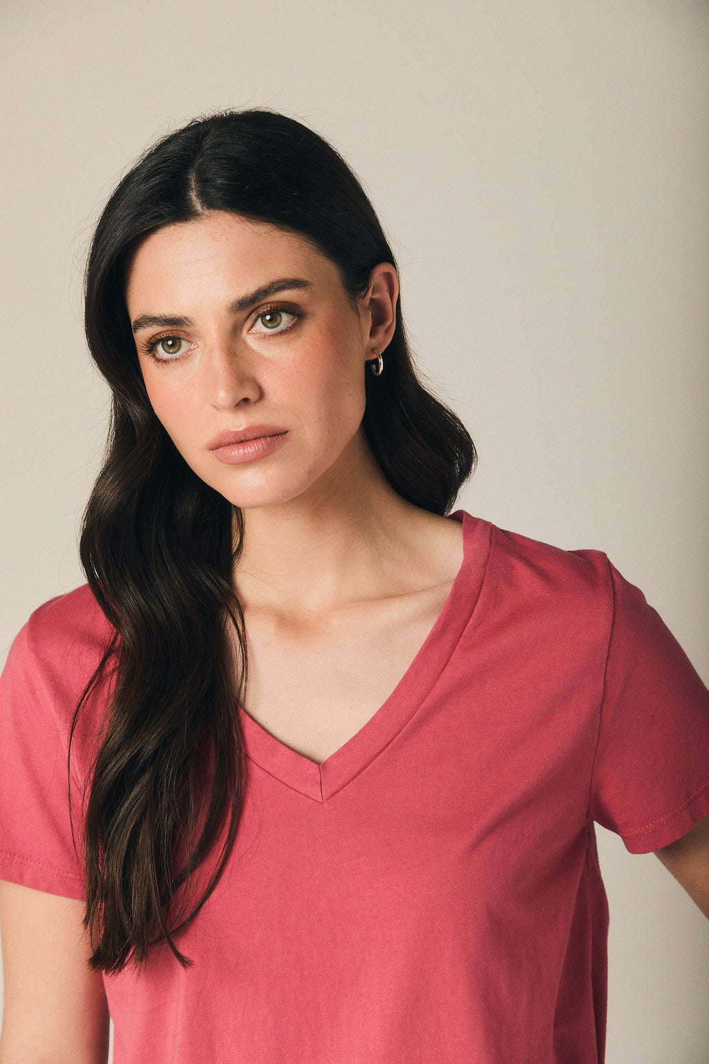 Camiseta básica cuello pico fresa