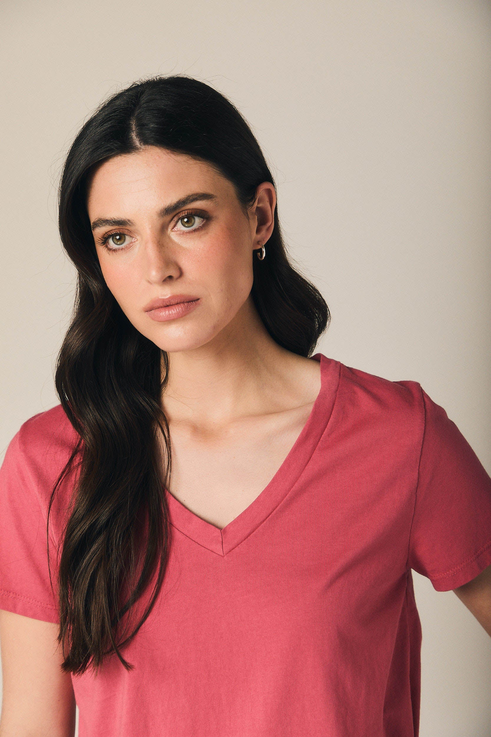 Camiseta básica cuello pico fresa