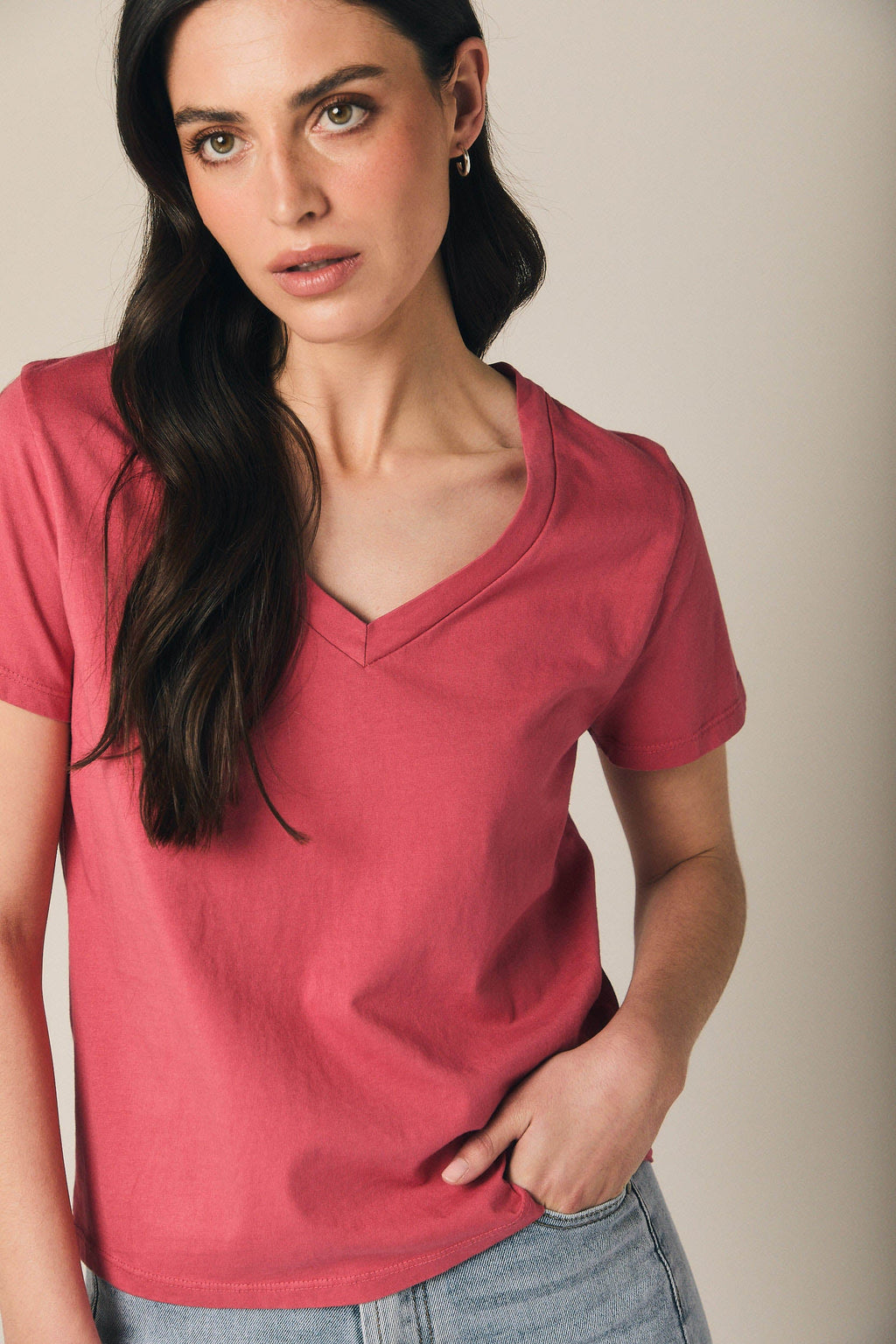 Camiseta básica cuello pico fresa