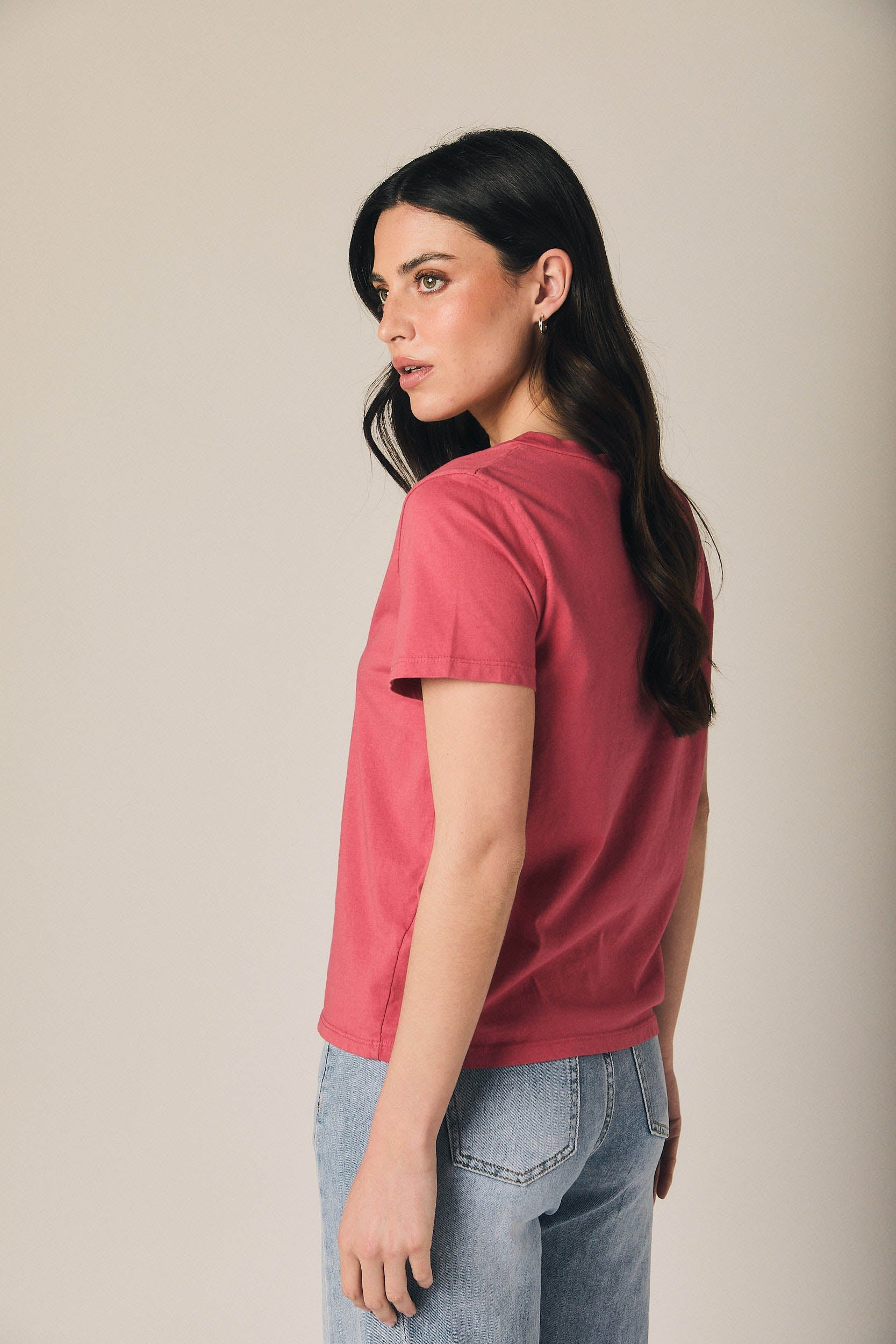Camiseta básica cuello pico fresa
