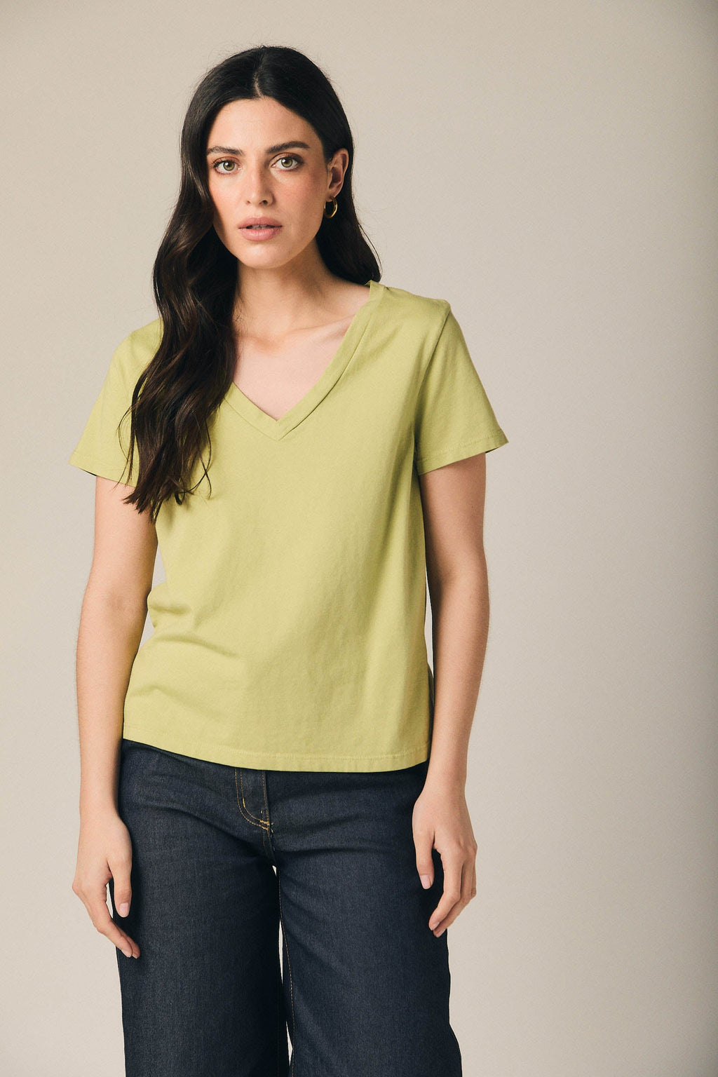 Camiseta básica cuello pico pistacho