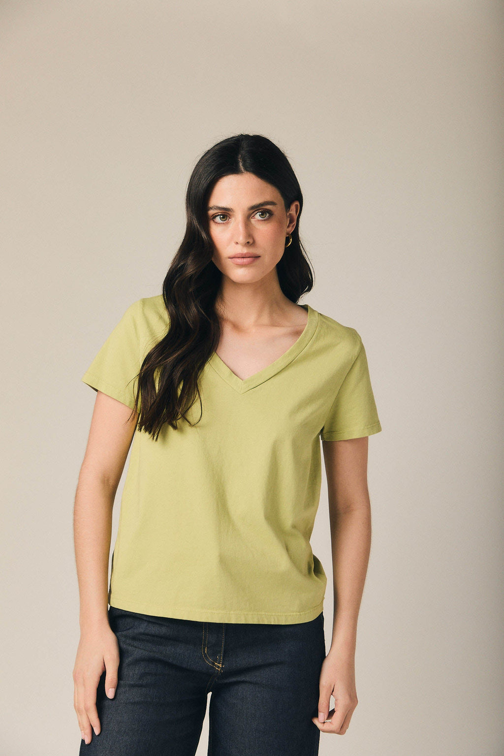 Camiseta básica cuello pico pistacho