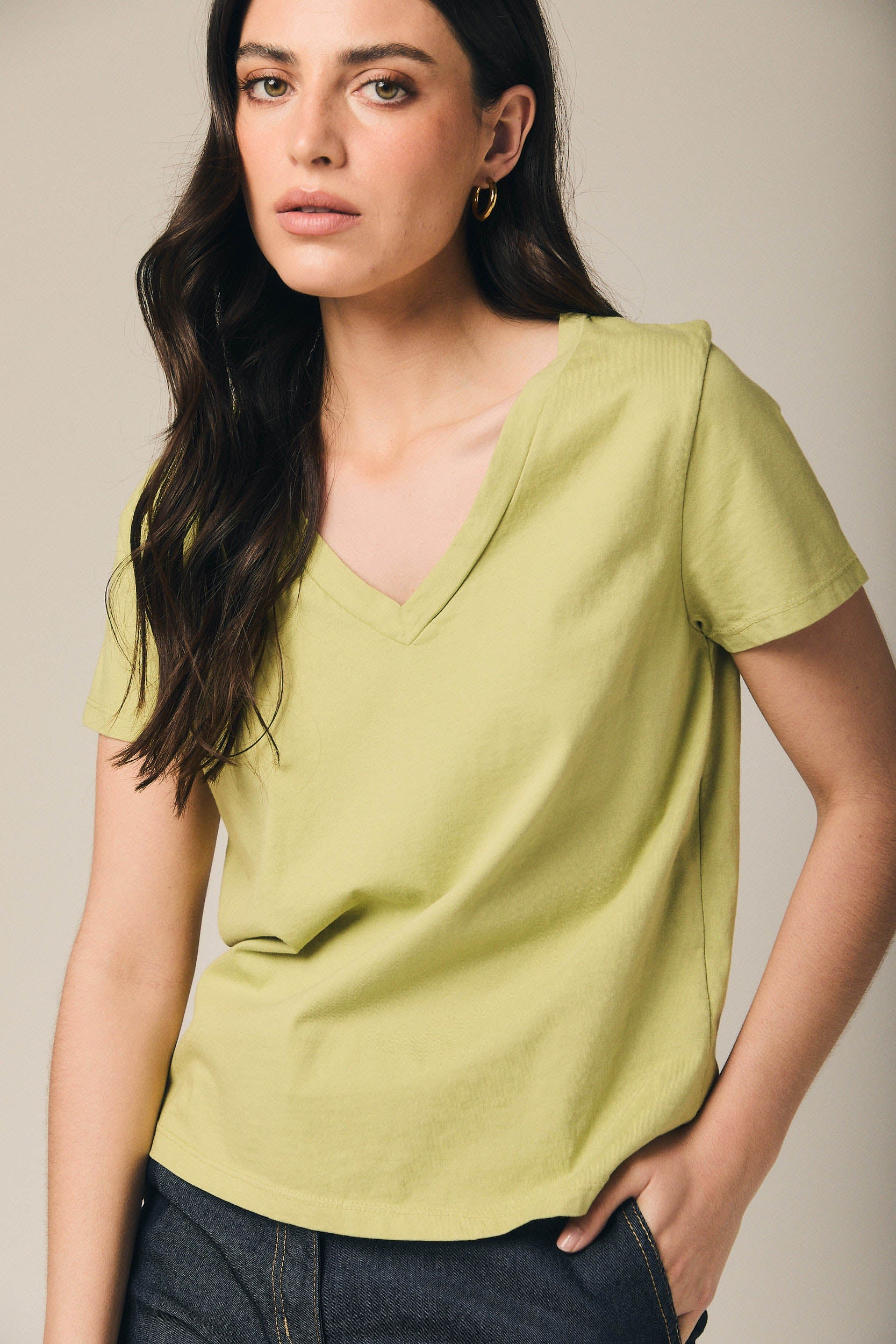 Camiseta básica cuello pico pistacho