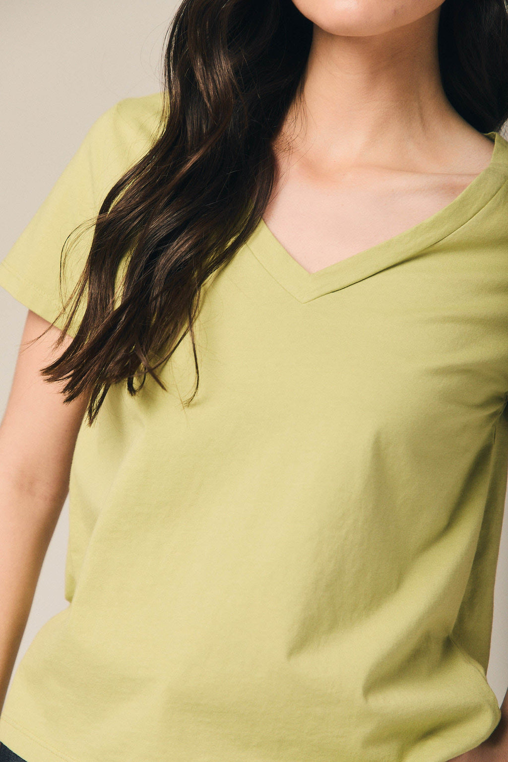 Camiseta básica cuello pico pistacho