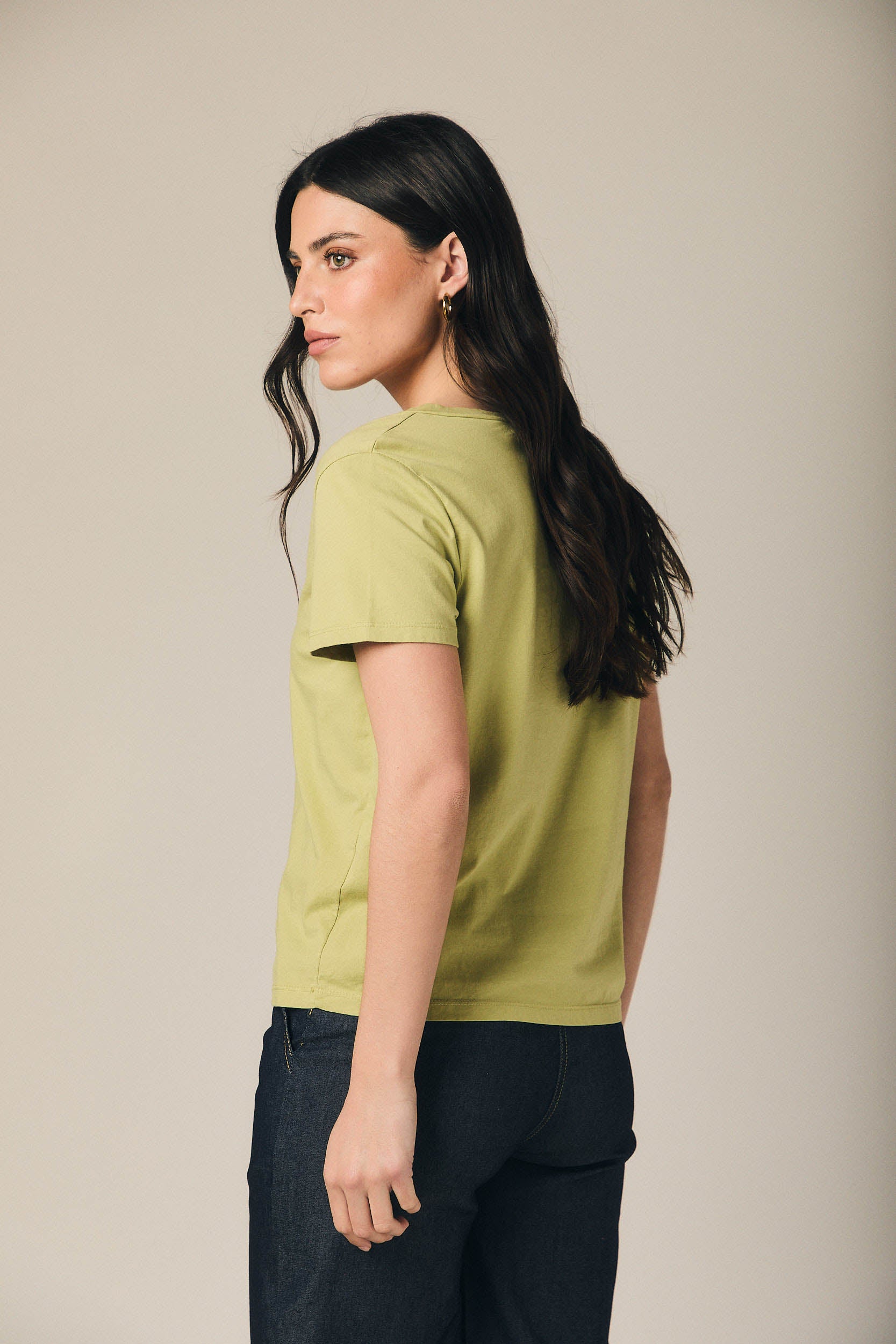 Camiseta básica cuello pico pistacho
