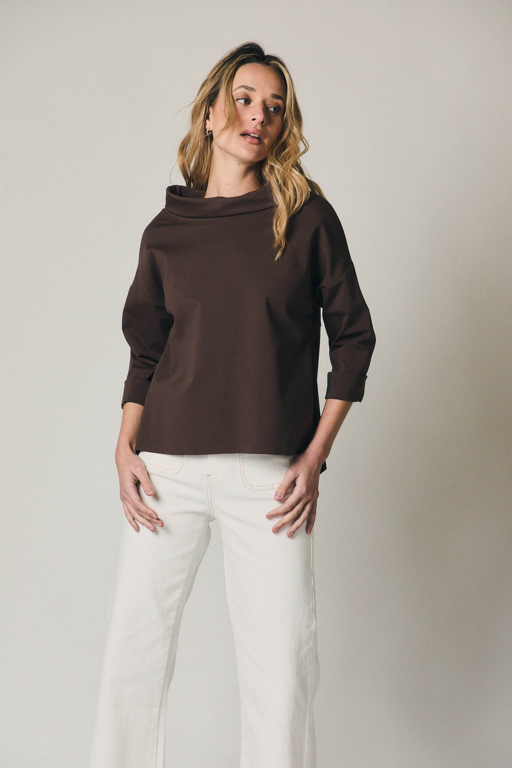 Camiseta cuello jacqueline marrón