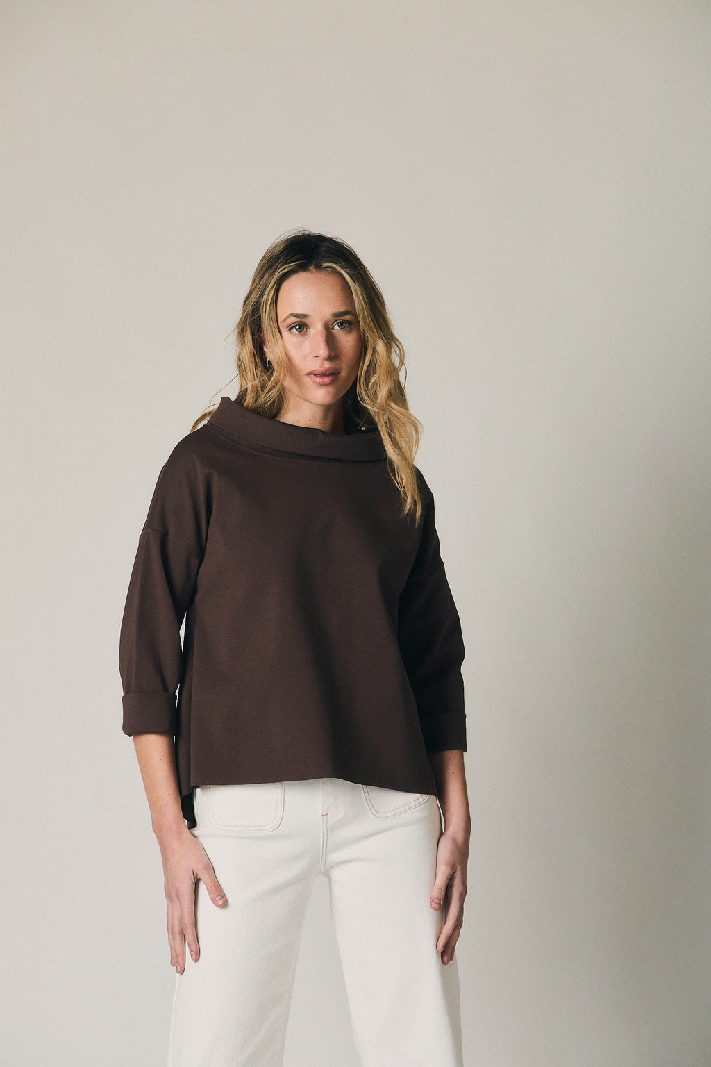 Camiseta cuello jacqueline marrón