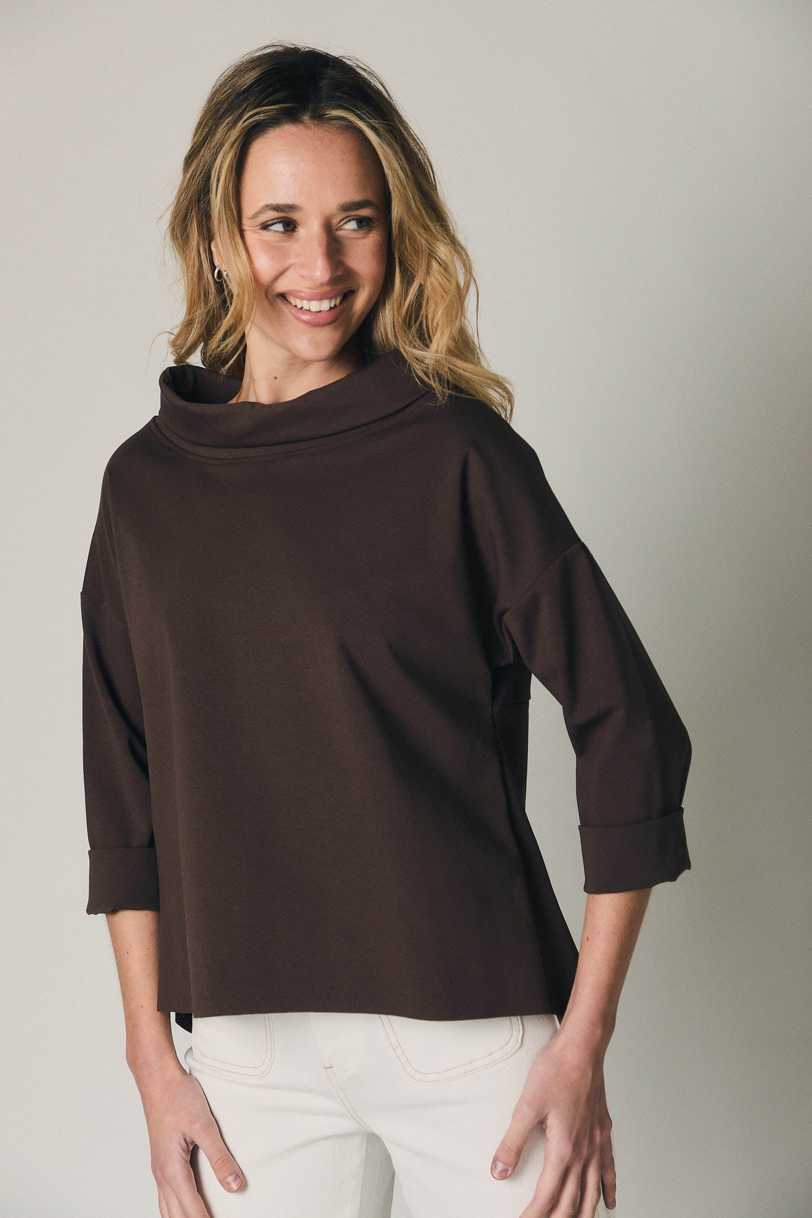 Camiseta cuello jacqueline marrón