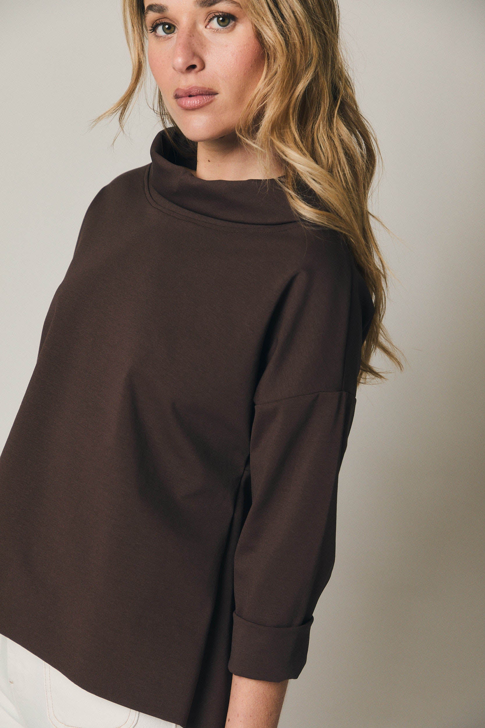 Camiseta cuello jacqueline marrón