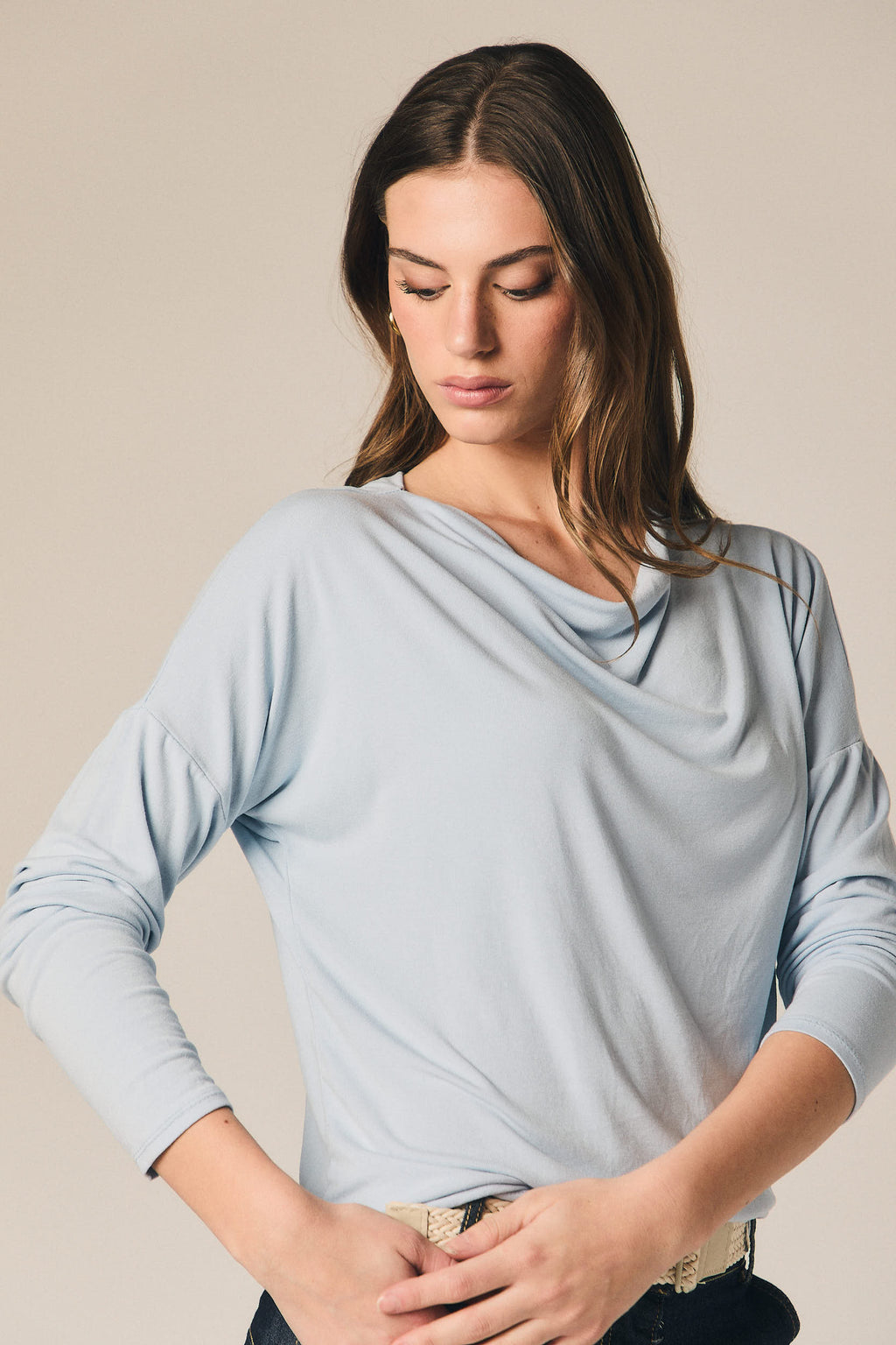 Camiseta cuello drapeado celeste