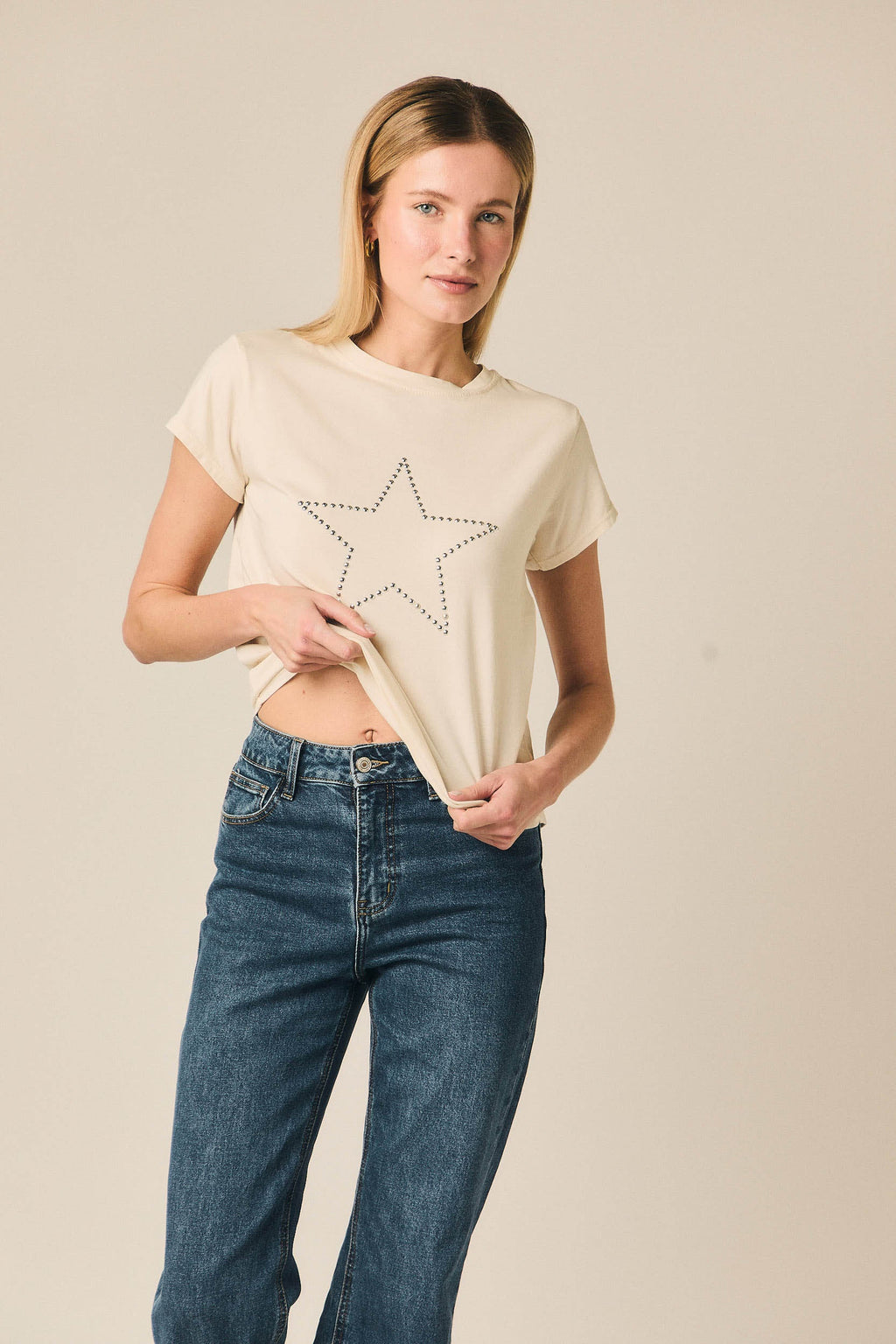 Camiseta estrella con tachas crudo