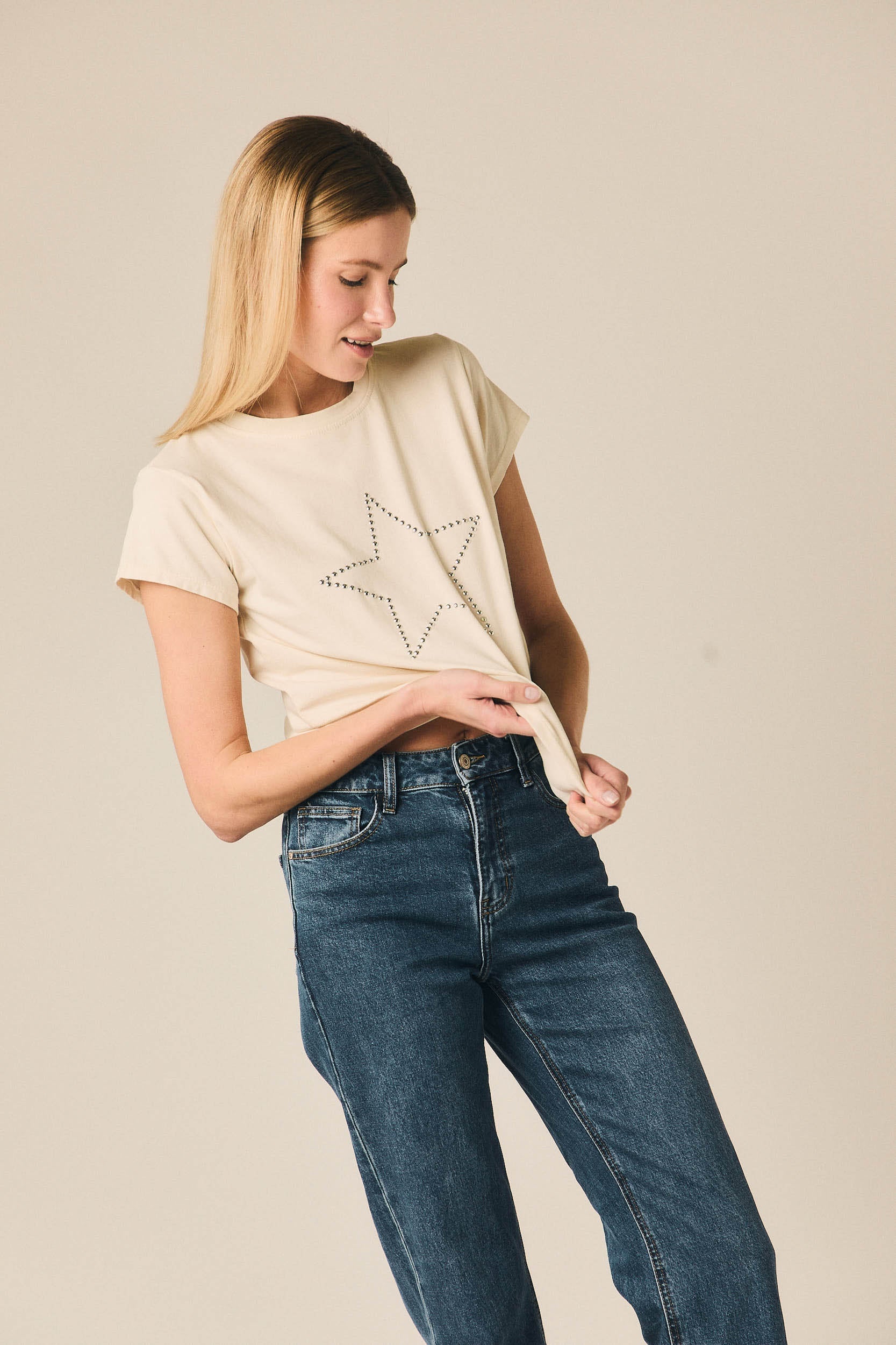 Camiseta estrella con tachas crudo