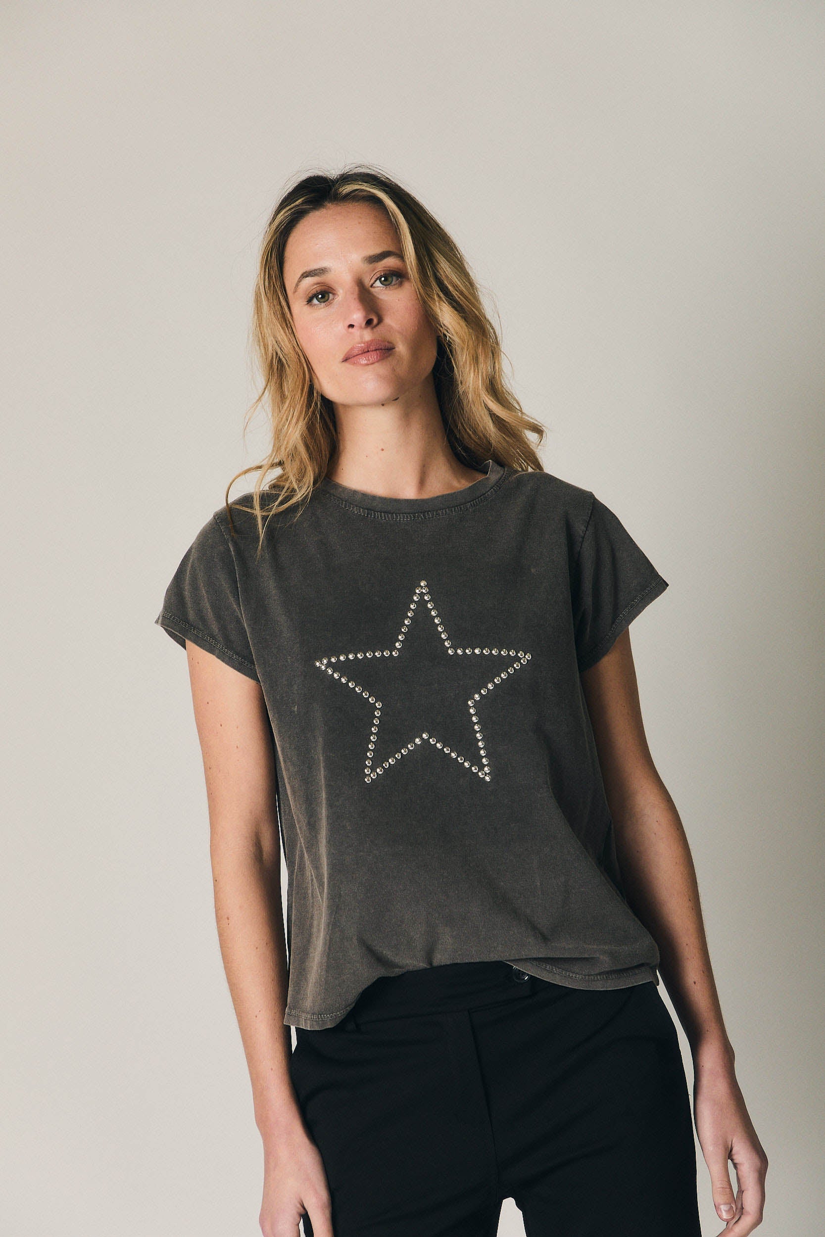 Camiseta estrella con tachas gris antracita