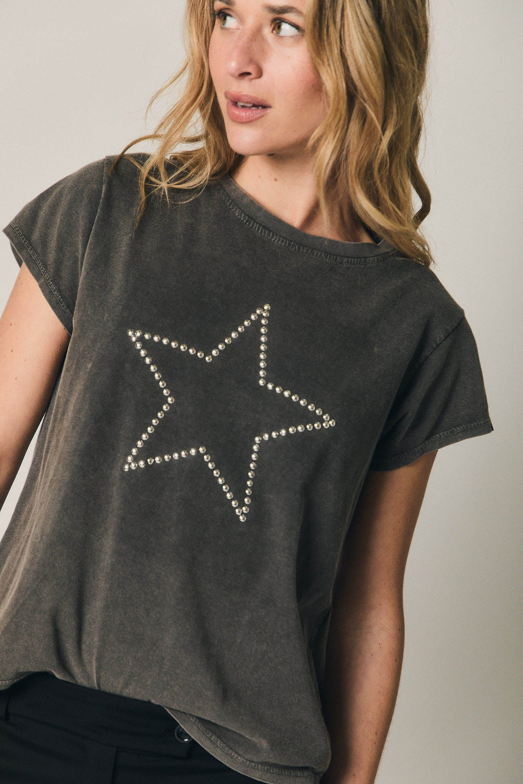 Camiseta estrella con tachas gris antracita