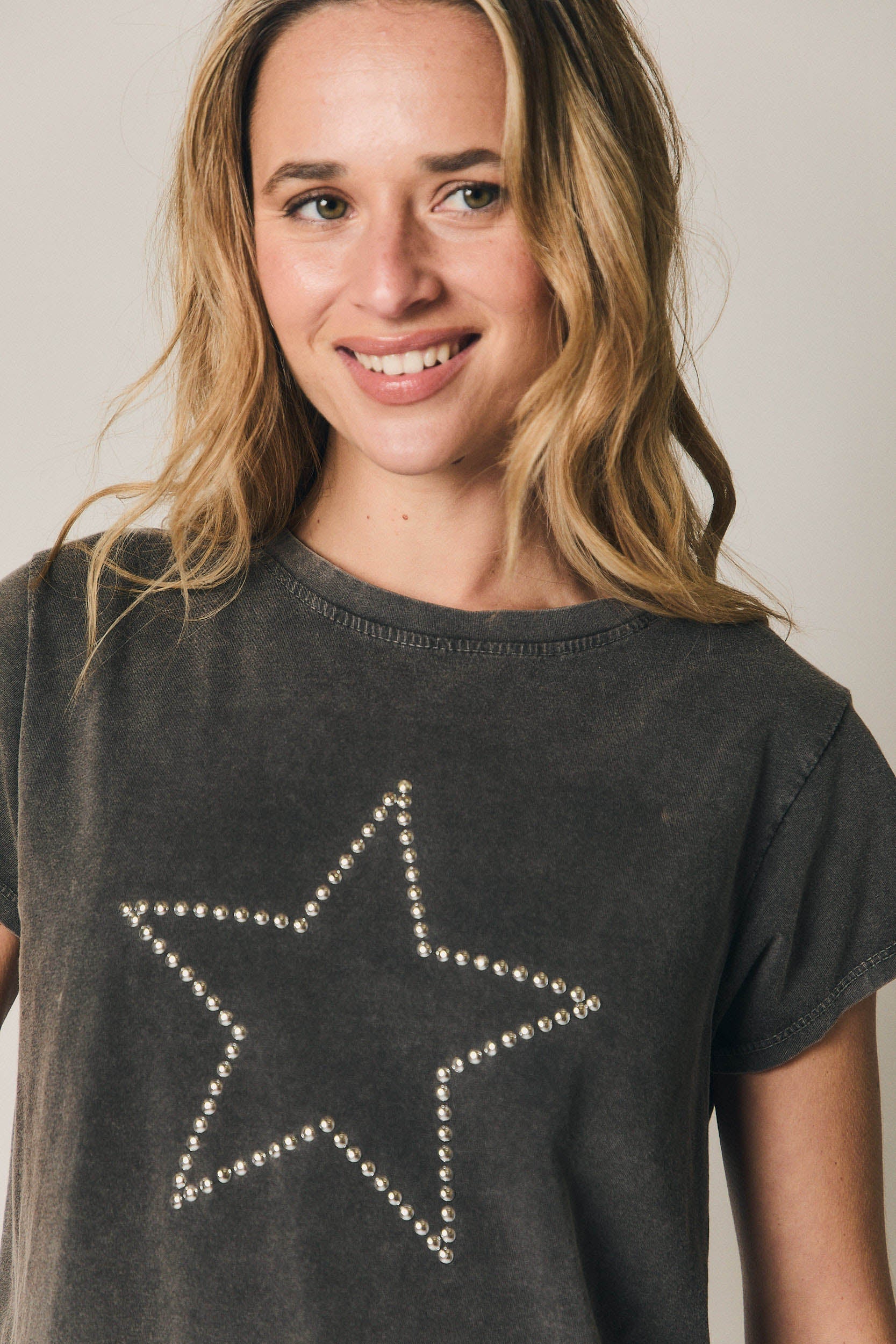 Camiseta estrella con tachas gris antracita